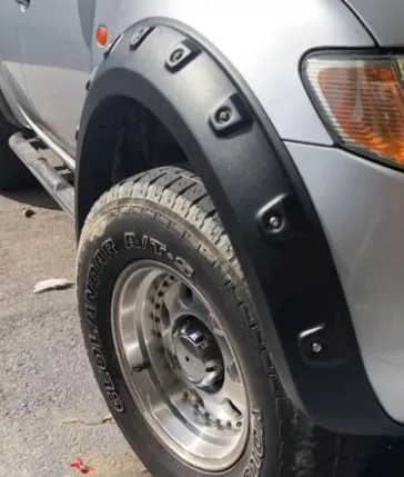 Высокая производительность Aftermarket ABS изменение крылья с разных цветов украшенные заклепками черный арок ДЛЯ Triton