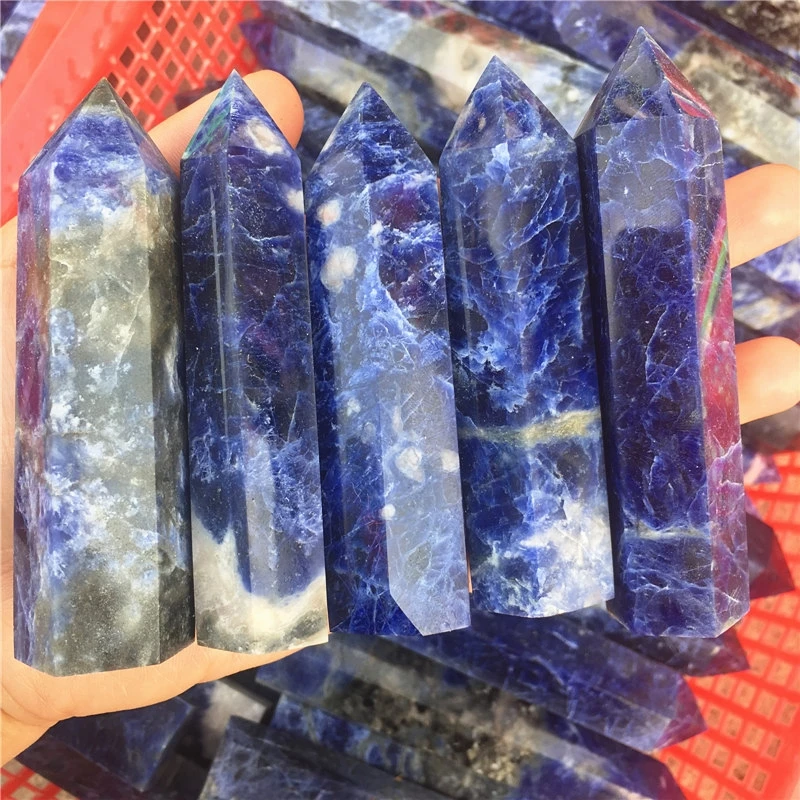Натуральный камень, кристалл камня, синие камни, содалитовые палочки, камень с синими венами
