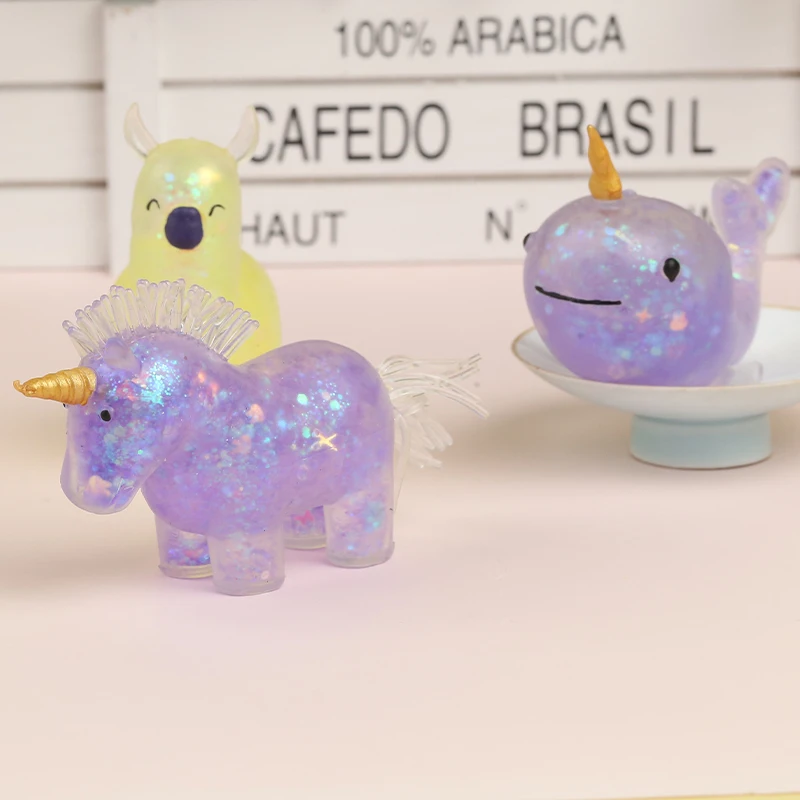 Разноцветные игрушки-единороги