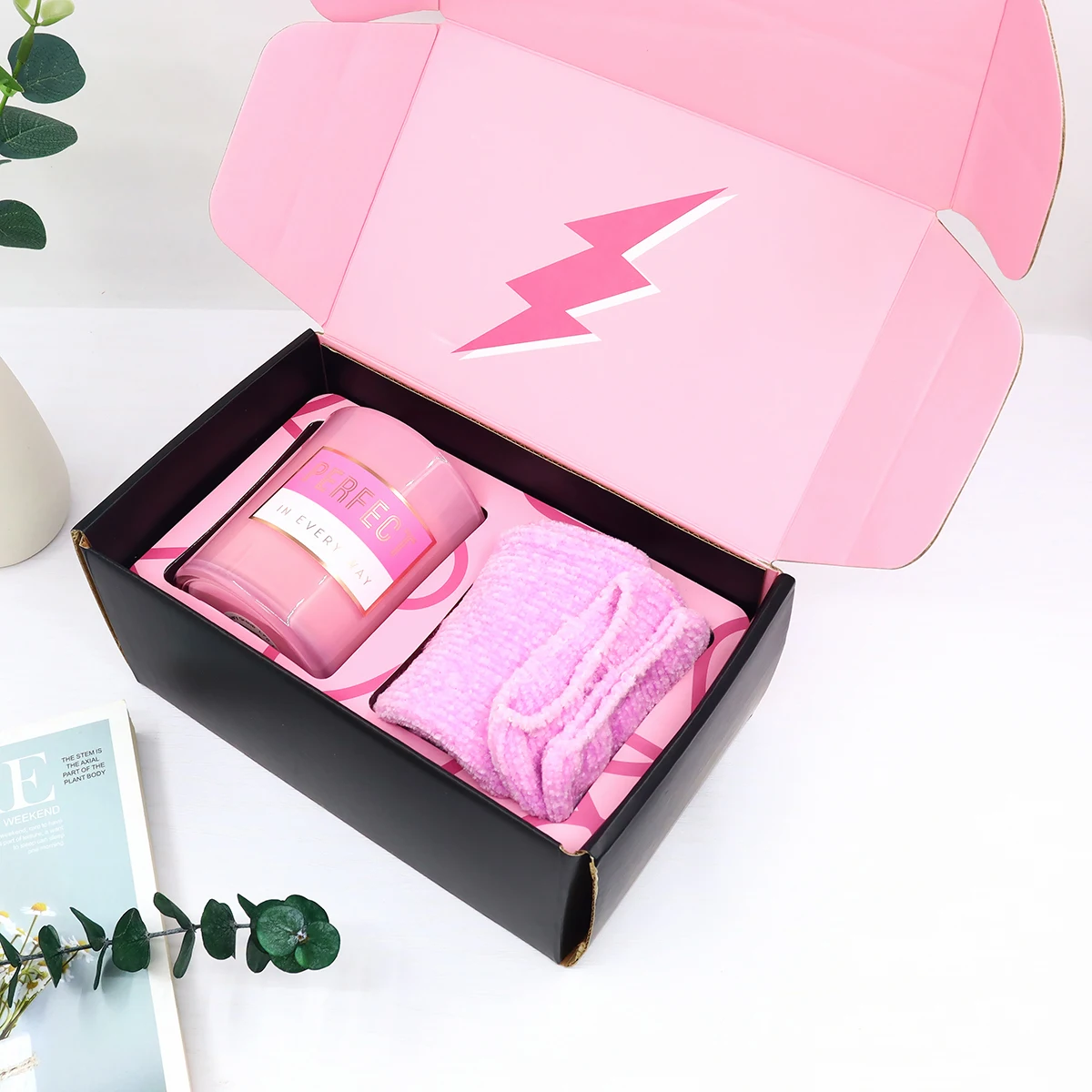 Wholesale OEM Private Label Exquisite Pink Box With 100% Soy Wax Candles in Glass Jar And Socks Aromatherapy Gift Set