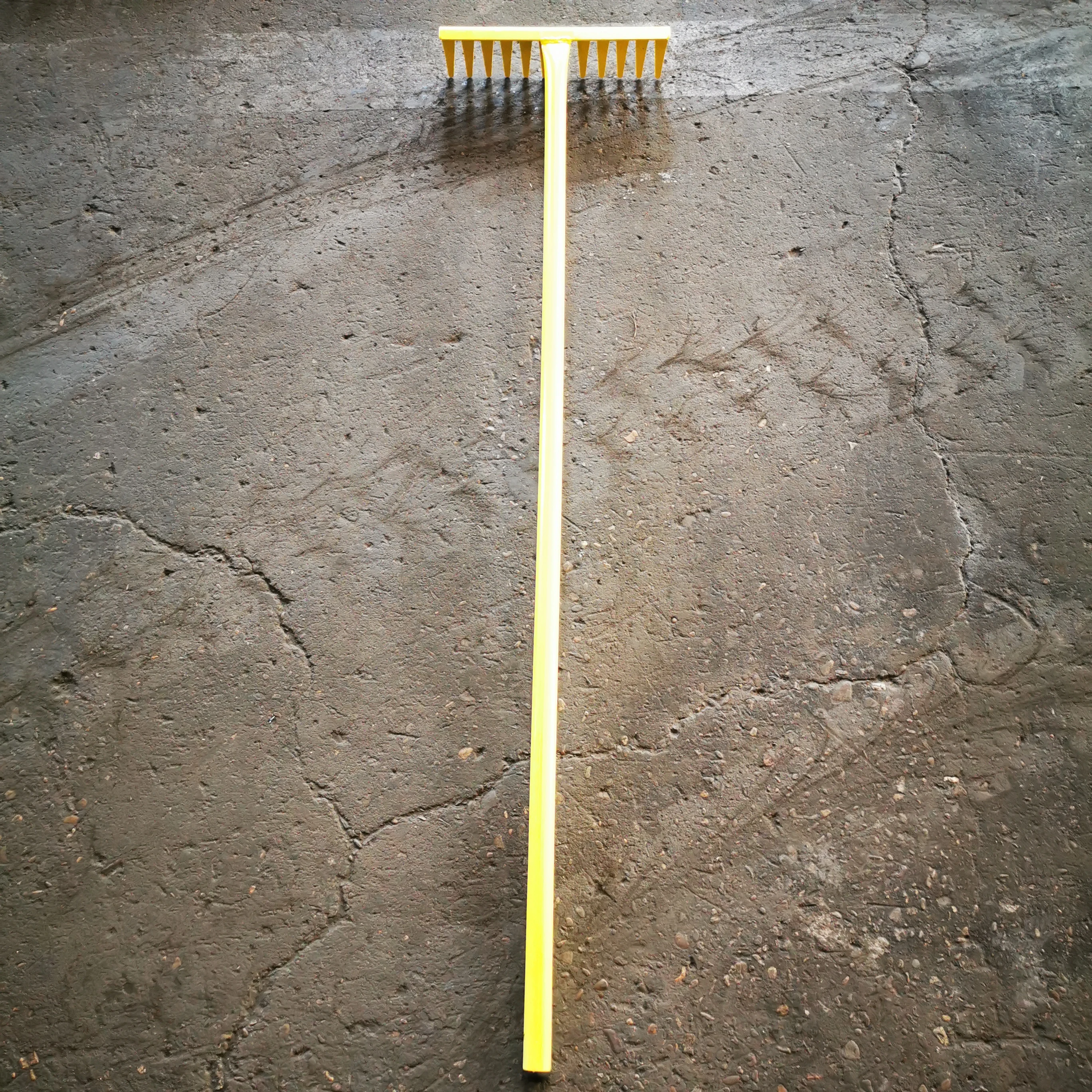 tangshan factory garden tools yemen market steel handle rake