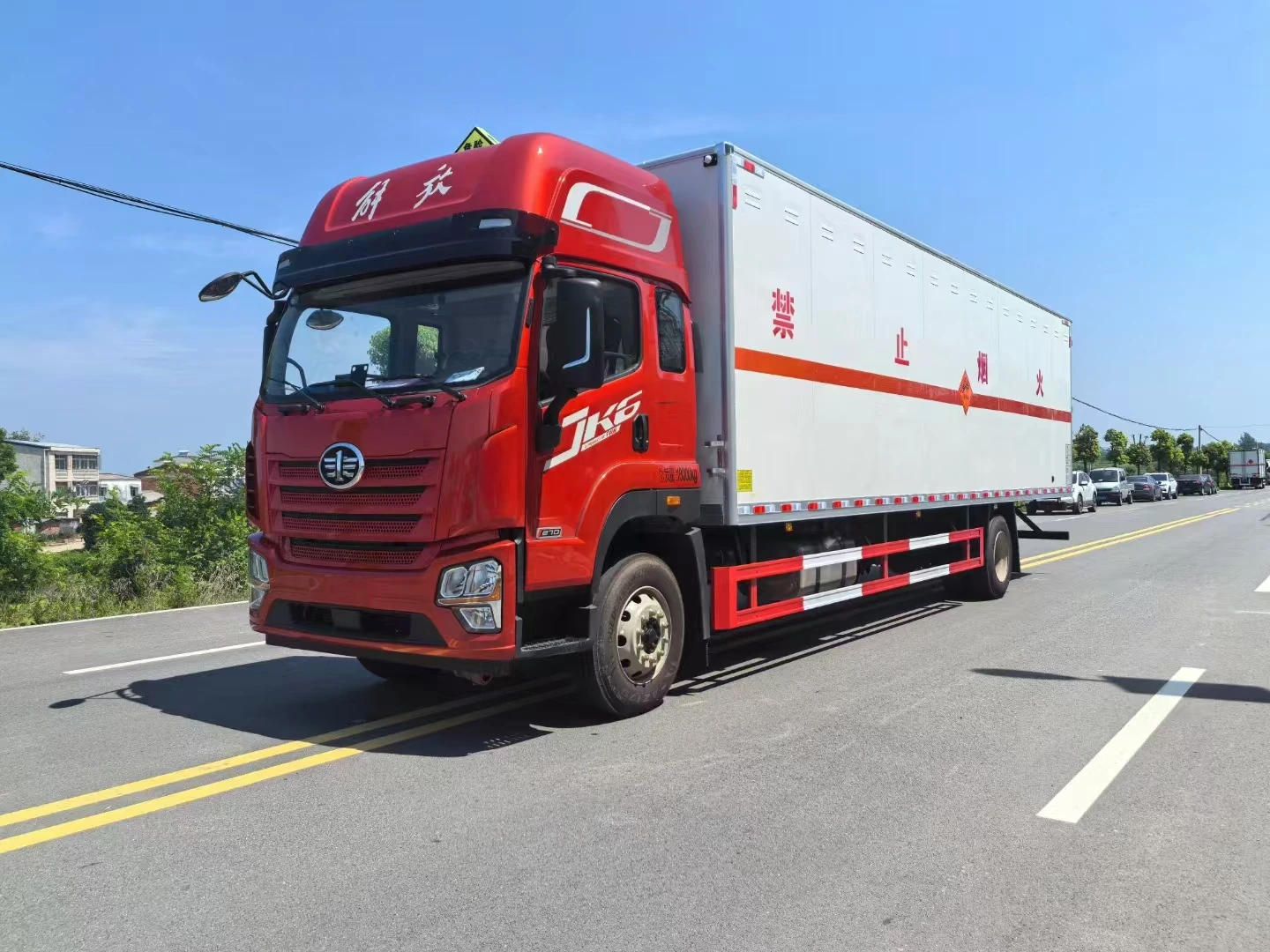 At a Low Price, Liberation Van Truck 8.6-10m Flammable and Explosive Dangerous Goods Transport Vehicle