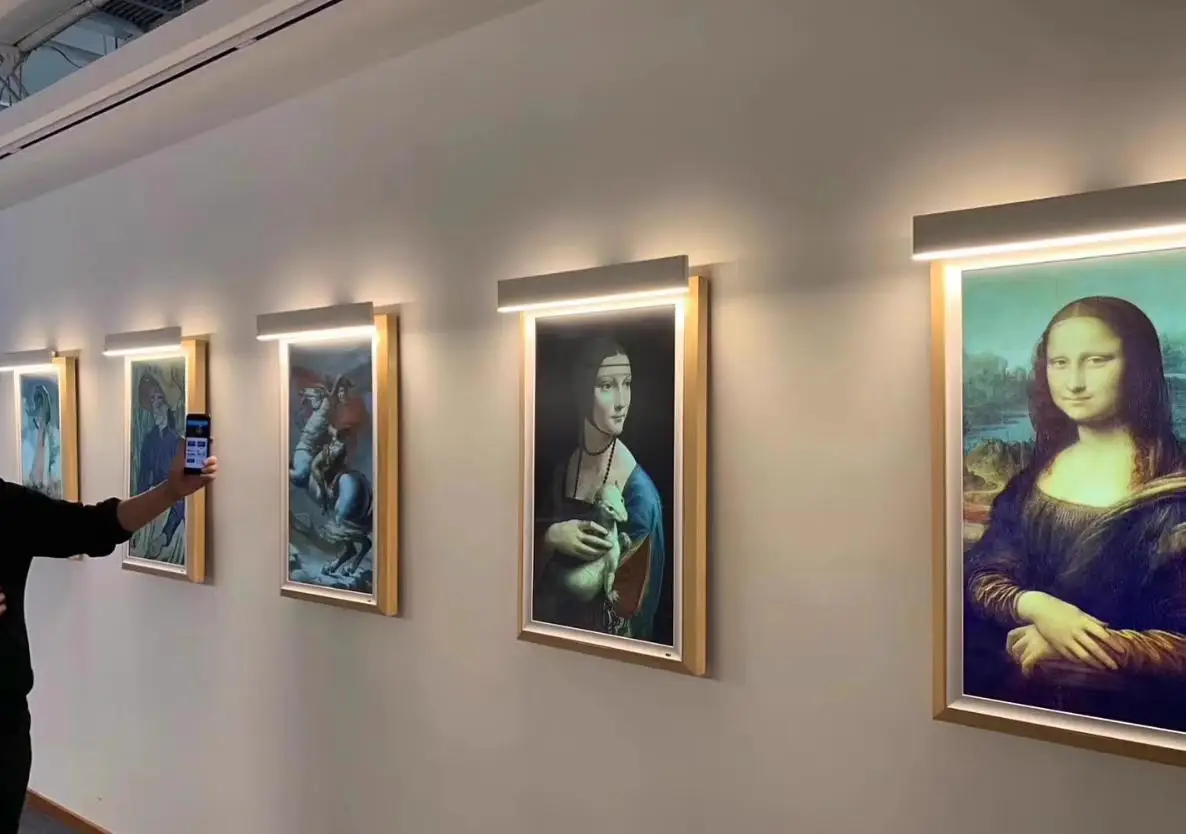 Premium 32 Inch LED Screen Digital Photo Frame with Touch Screen and WiFi Connection for Art Gallery Displays and Museum Exhibit