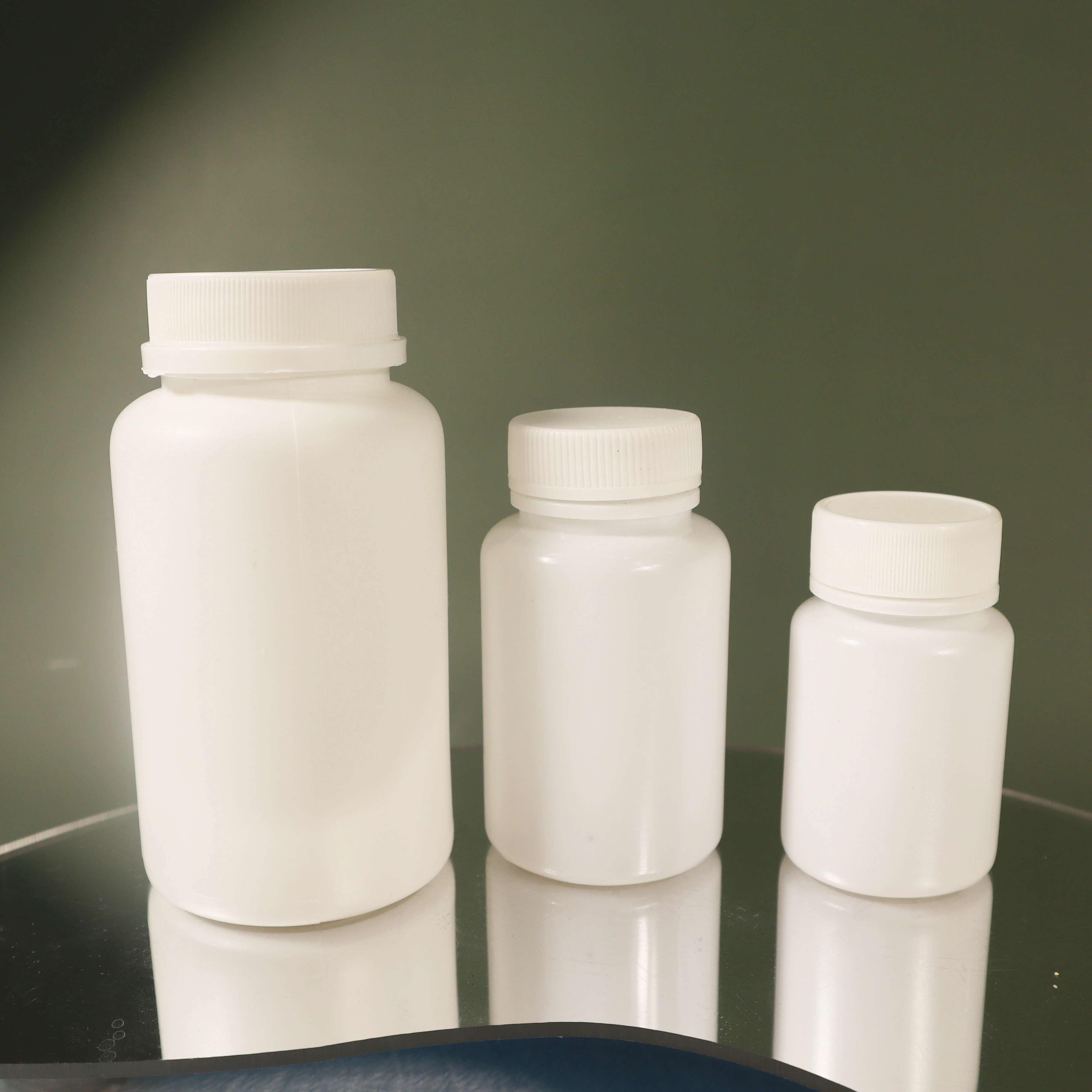 Small Plastic Pill Vitamin Capsule HDPE Round Body Flat Shoulder Bottles Containers