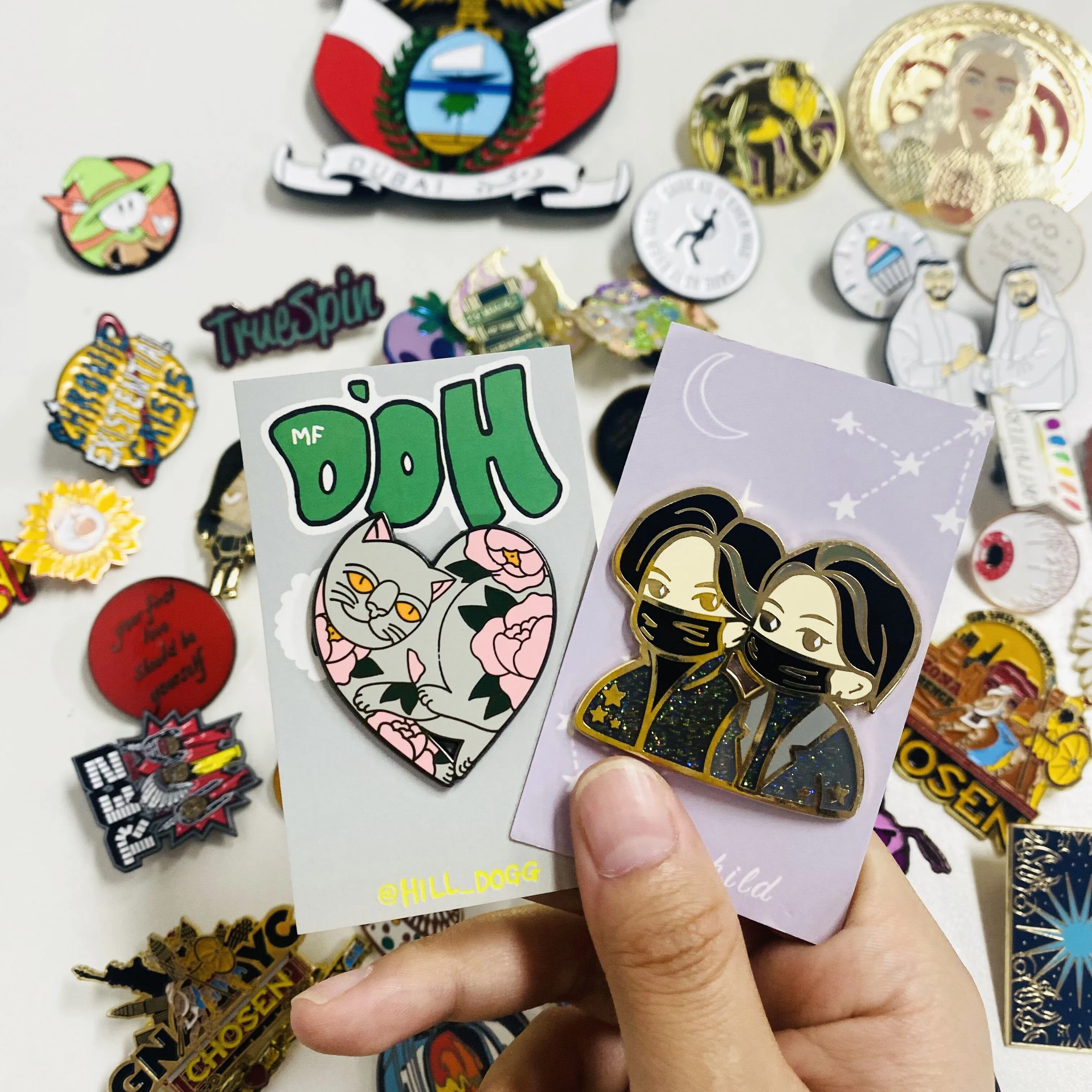 2023 popular factory hot sell custom kpop Soft Hard enamel pins die struck lapel pins for gifts,mobile phone shell,