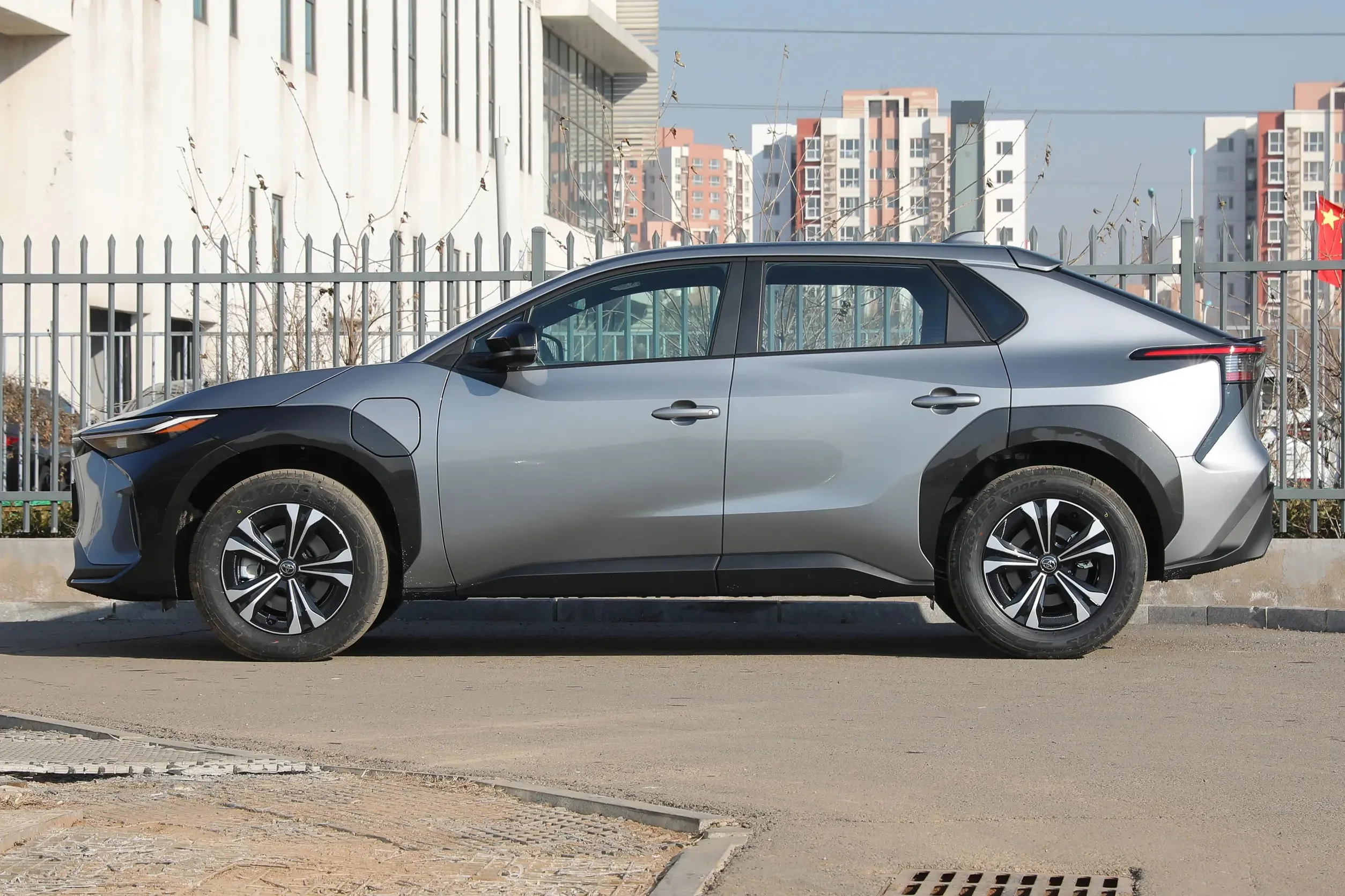 Лидер продаж Toyota bZ4X EV китайский бренд 5-дверный 5-местный промежуточный внедорожник 615 км новые энергетические транспортные средства для продажи