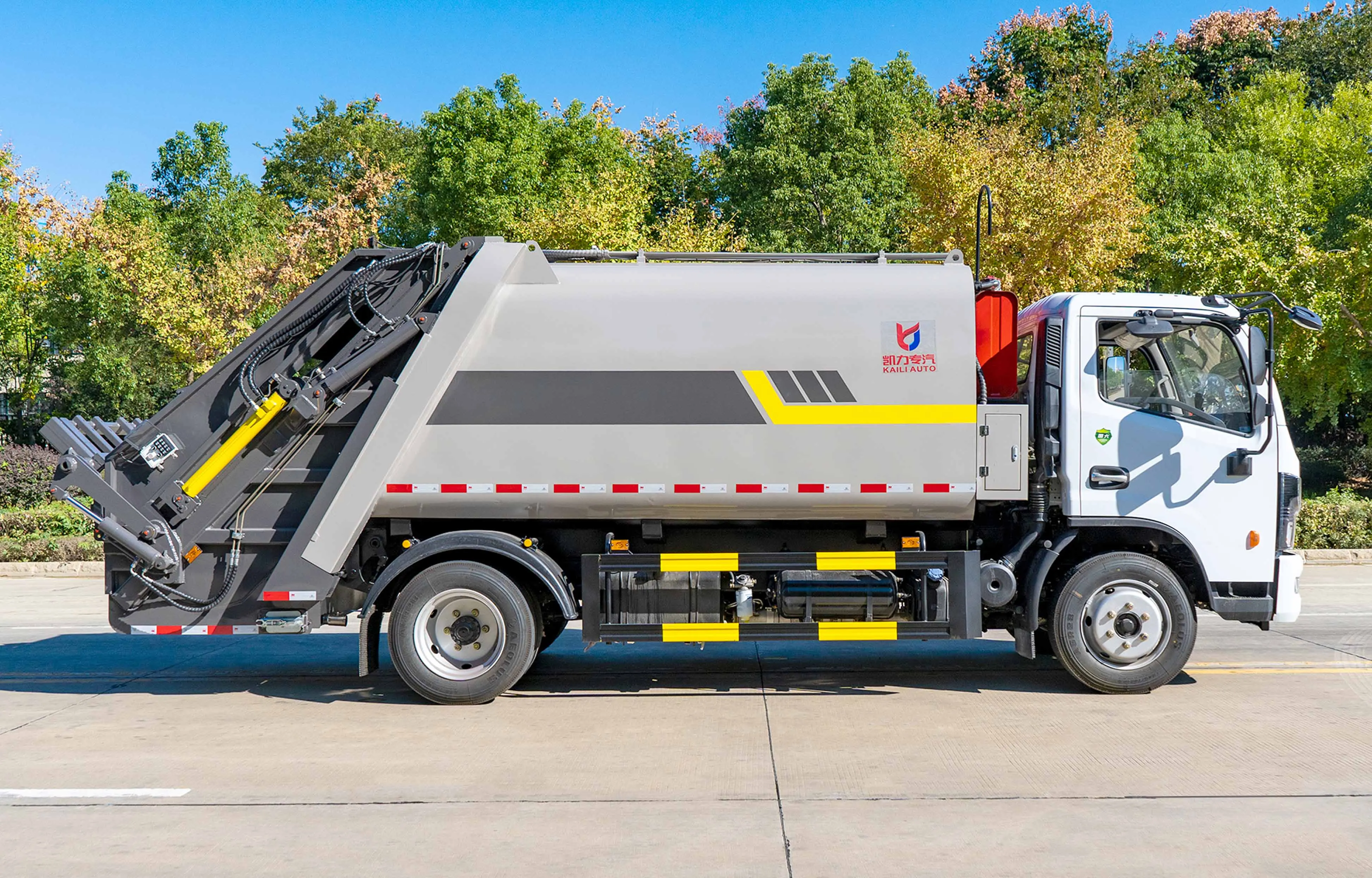 China dongfeng 4*2 compressed garbage truck  115HP  6cubic meter sanitation garbage truck factory