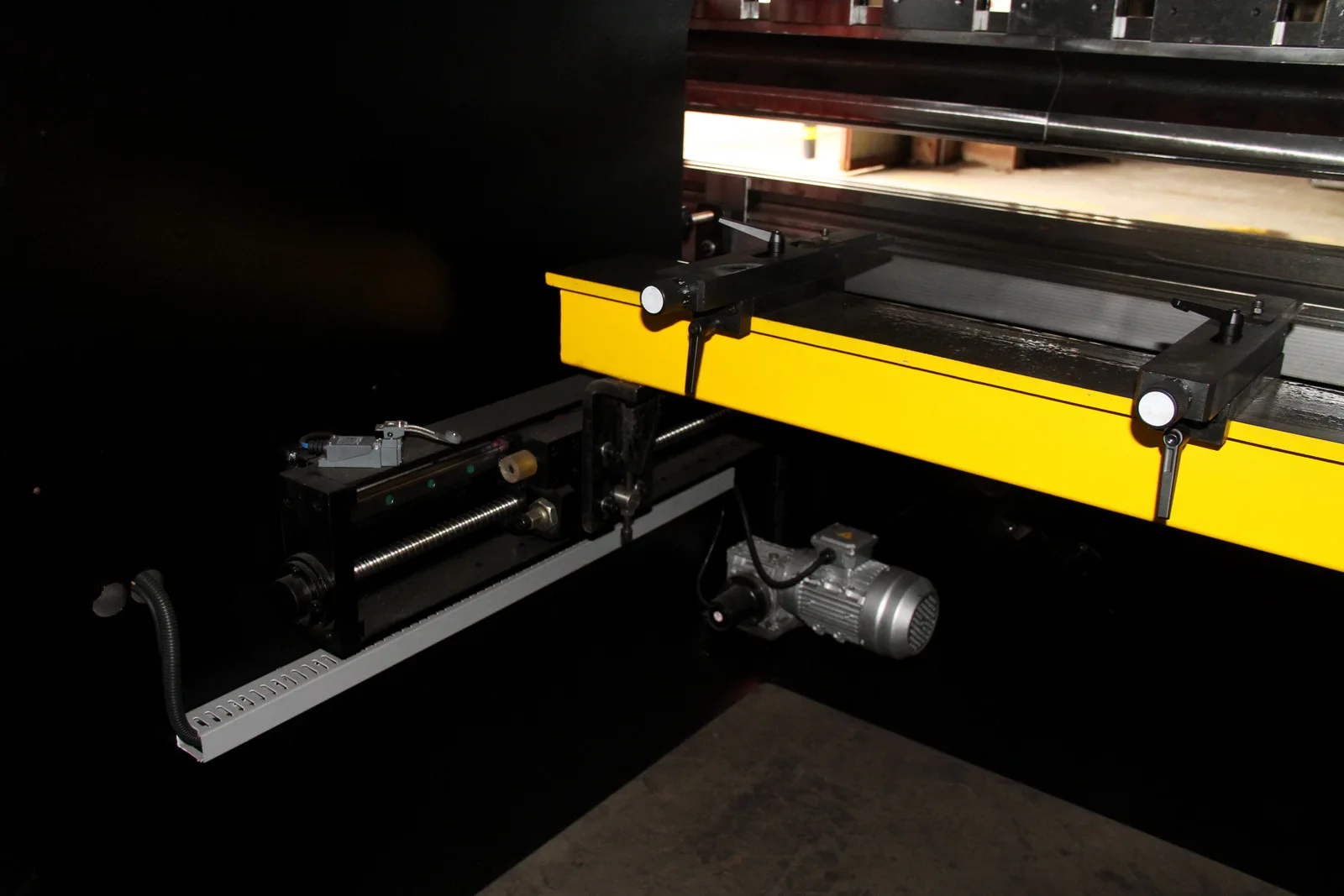 Гидравлический листогибочный пресс с ЧПУ с двигателем SIEMENS по низкой цене