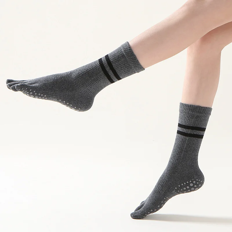 Custom non slip 5 finger toe socks thick cushioned  yoga pilates grip socks for women