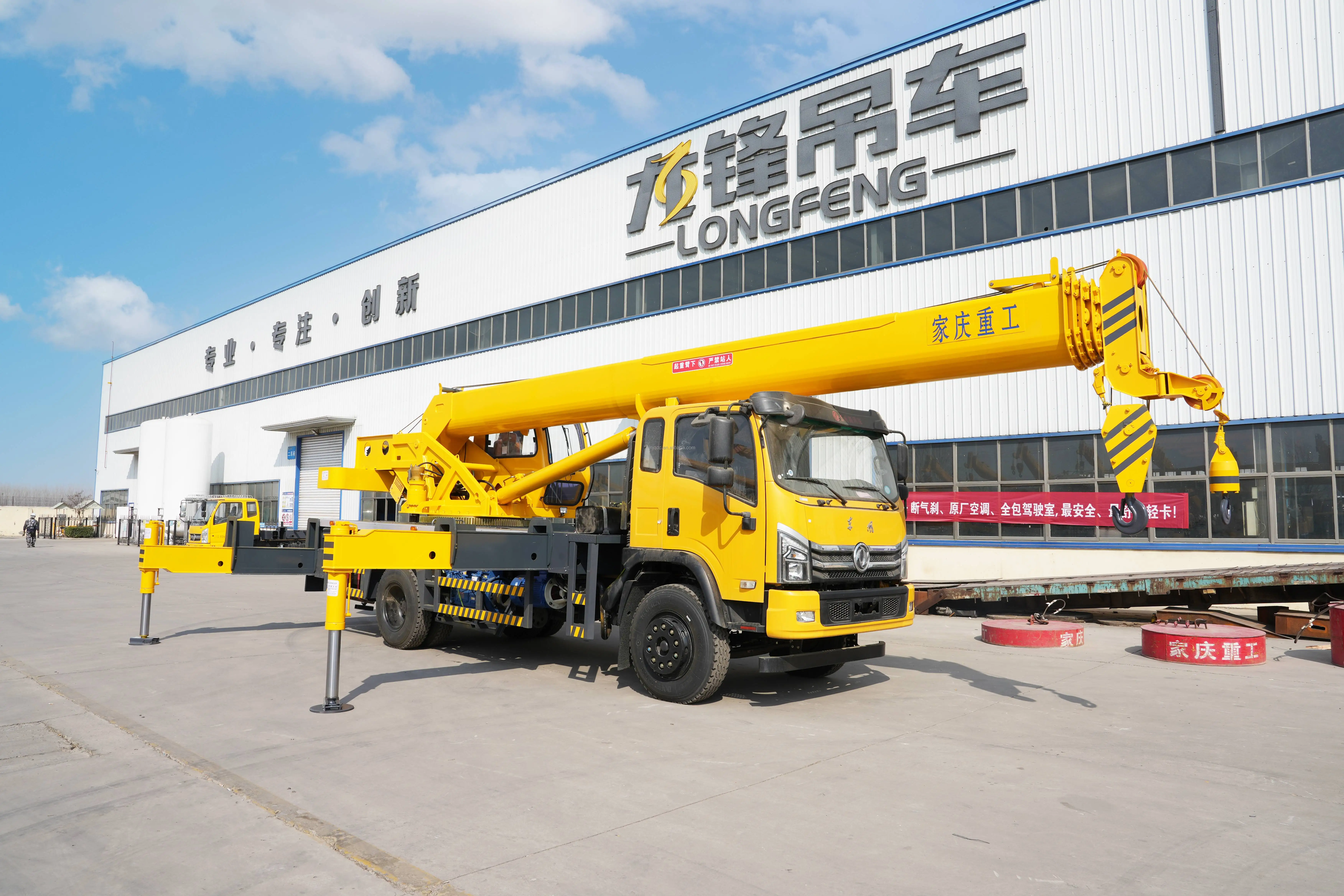 High quality and practicality 10 tons heavy truck Howo truck crane