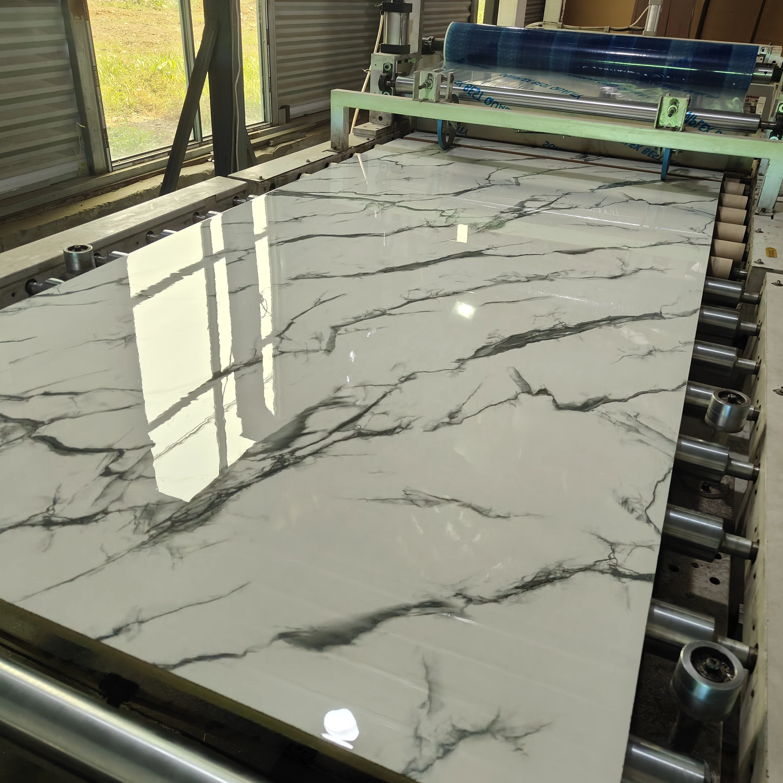 white marble color 18mm High Glossy UV MDF Board for cabinet furniture and door