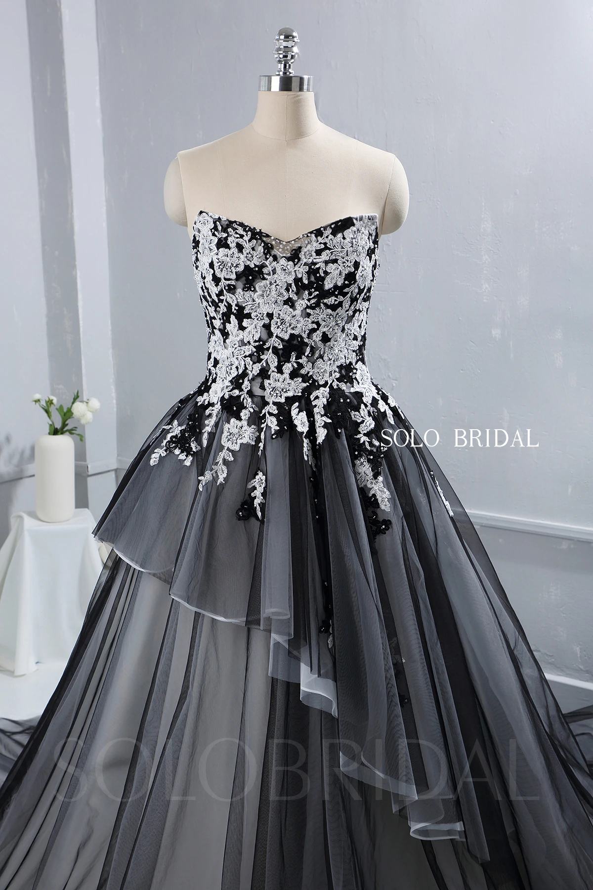 Elegant hot sale new design custom made factory of wedding dresses black and white ball gown ruffle wedding dress for women