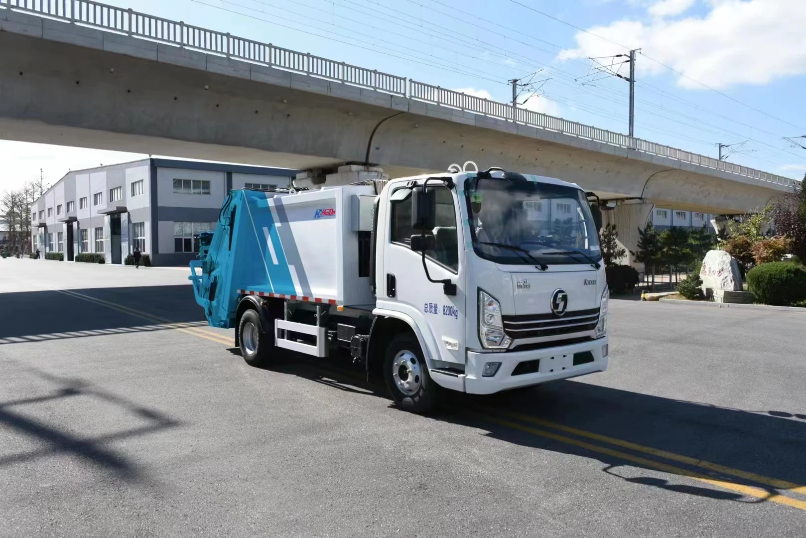 Rear loading compactor garbage truck