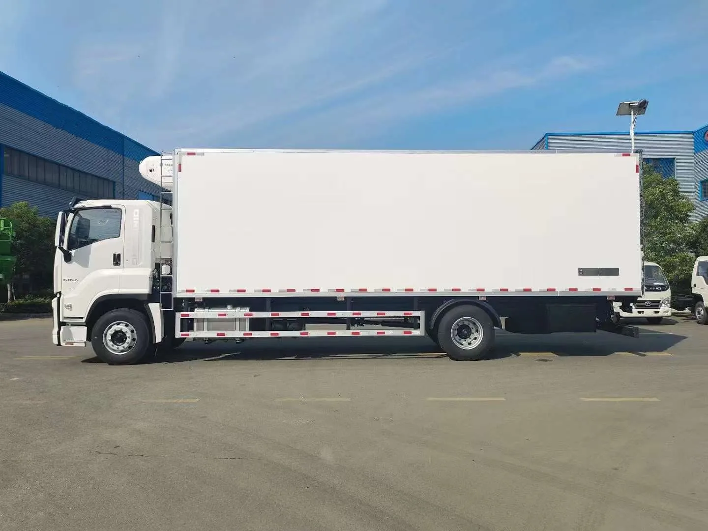 205hp Japan ISUZU Eu 6 Engine Fiberglass Color Plate Refrigerated Cargo Van Truck with Thermo King Refrigerating Unit