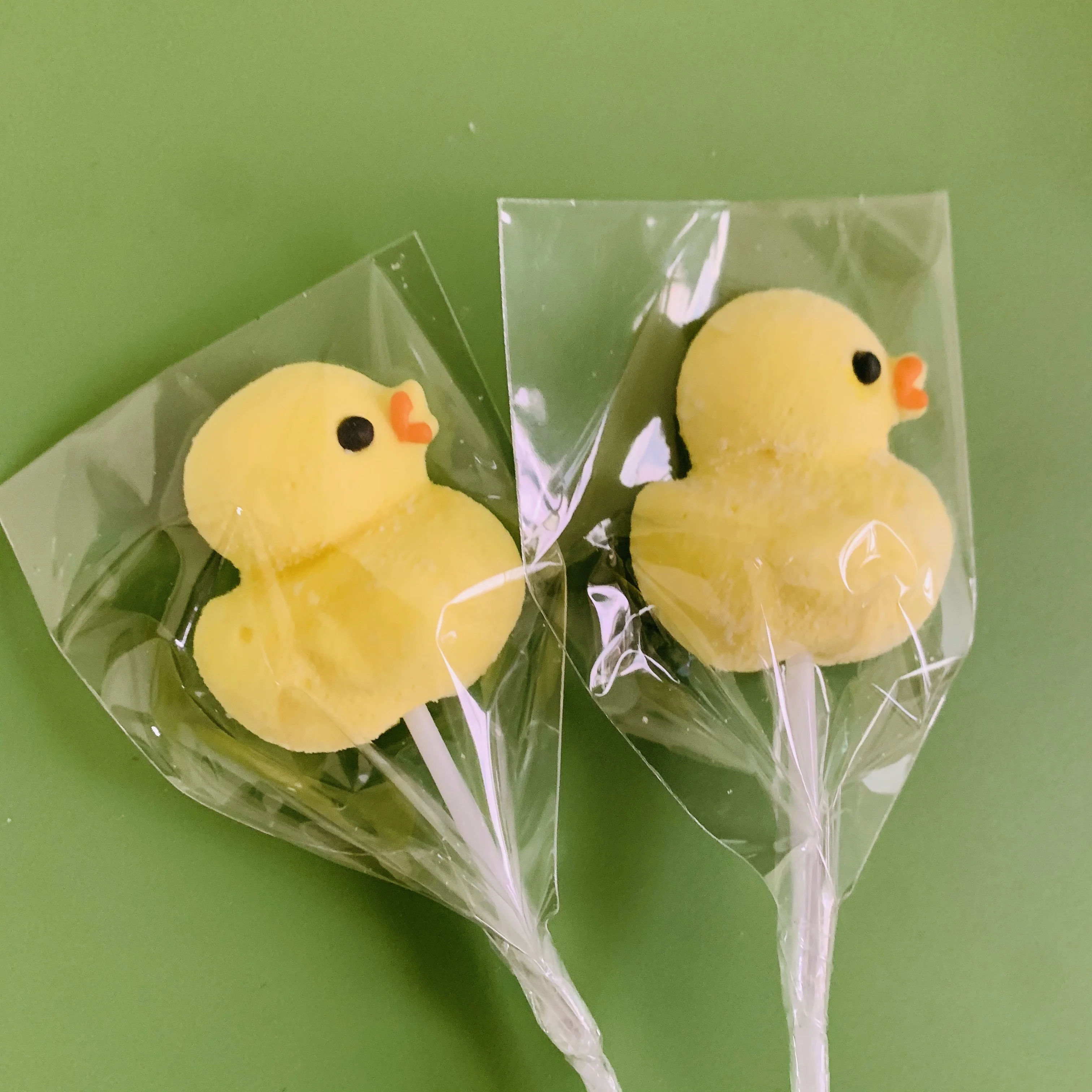 Factory Direct Supply HALAL Colored Marshmallow Lollipop Wholesale Confectionery Cute Yellow Duck Marshmallow Sticks