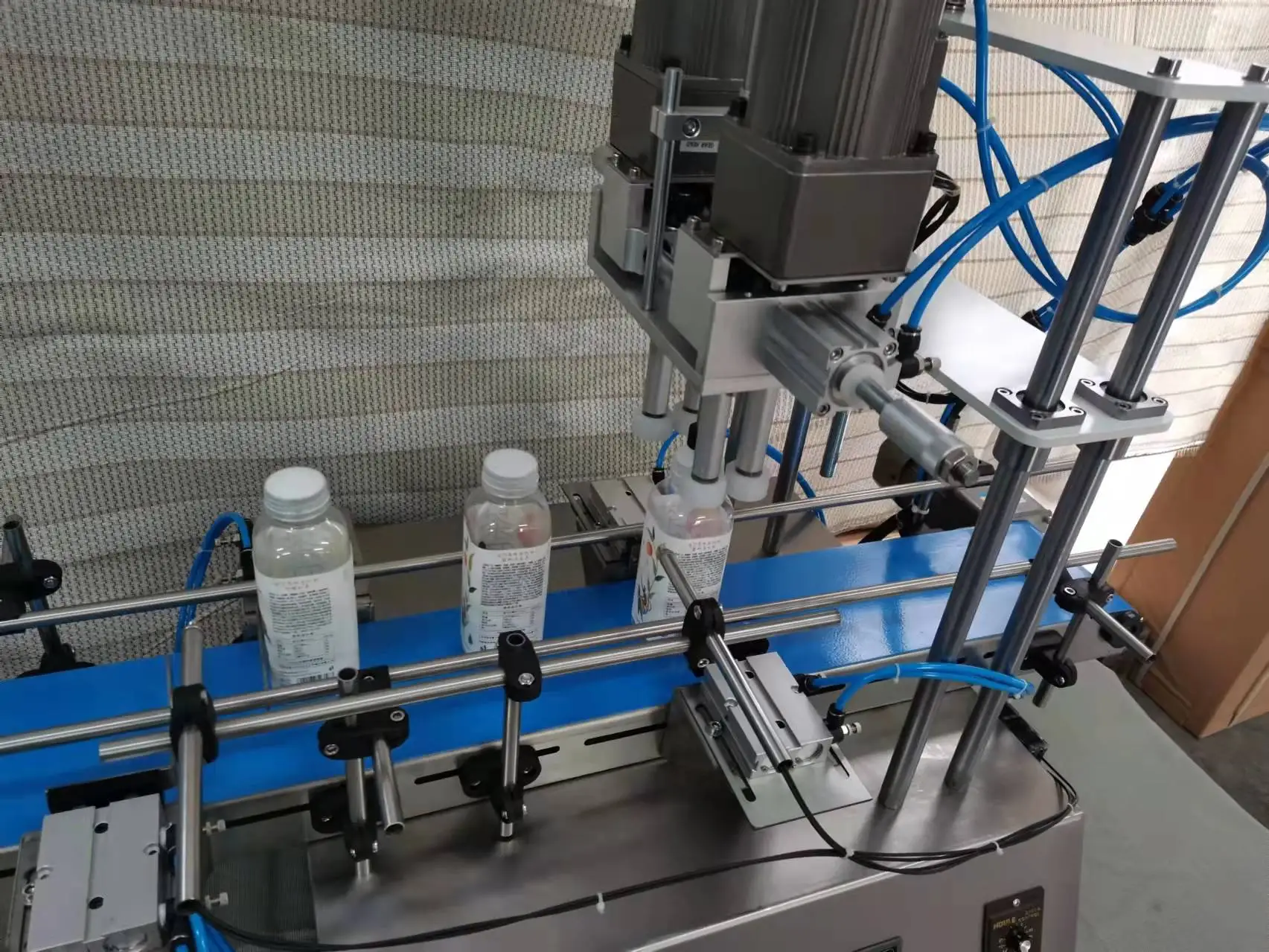 JYD Desktop Assembly Line Automatic Plastic Round Spray Bottle Screw Capper Lid Capping Machines For Glass Beverage Water Bottle