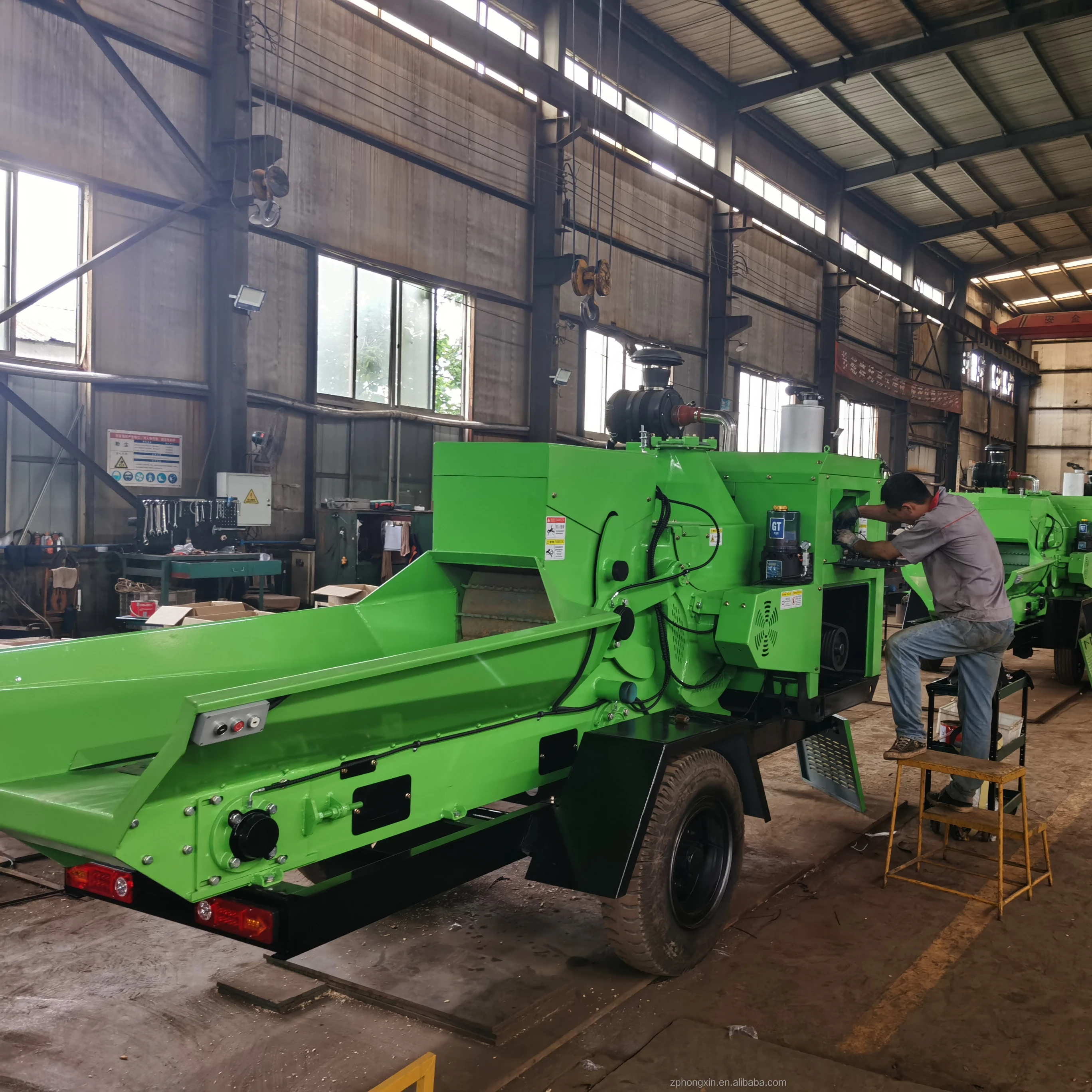 Mobile high efficient tree branches grinder machine hammer mill wood sawdust crusher for make sawdust