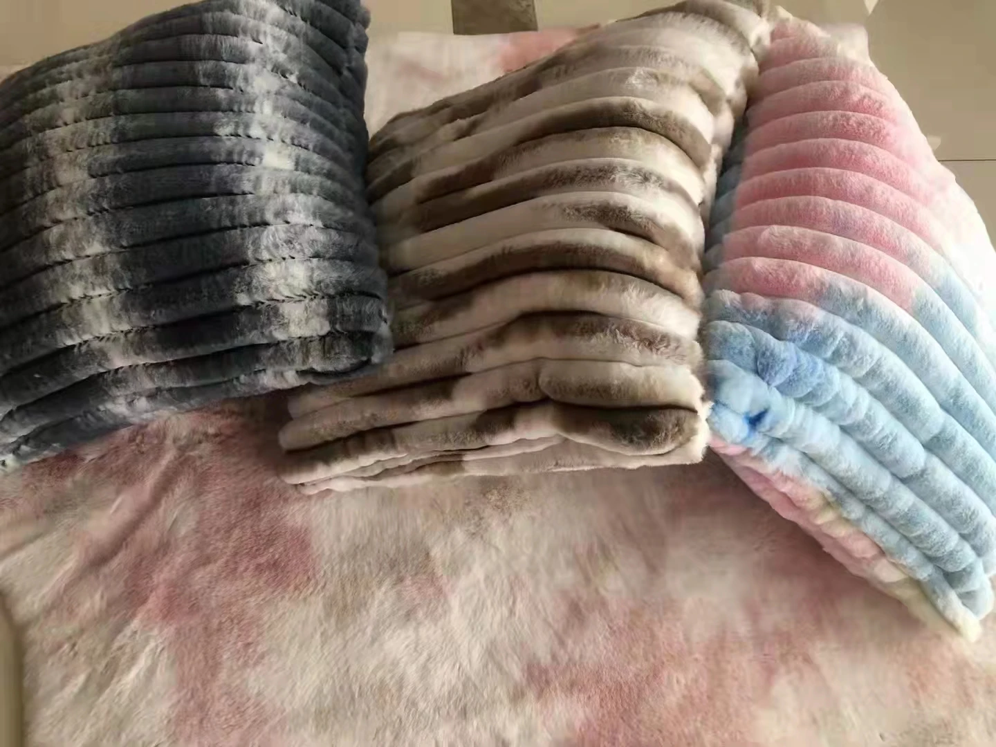 Factory wholesale quality winter hoodie blanket winter blankets Winter throw pillow