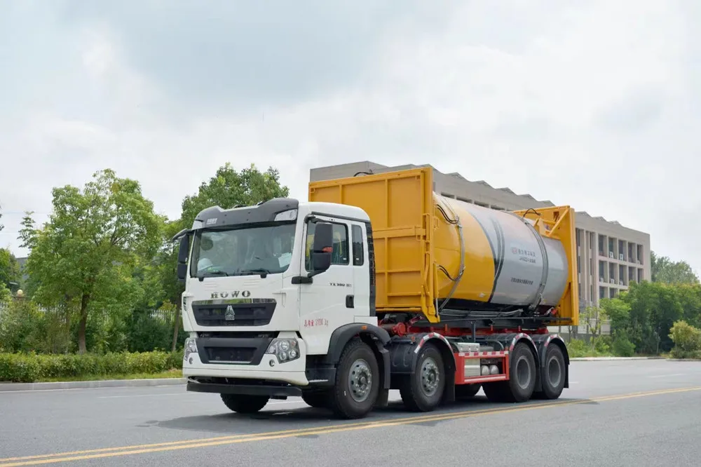 Sinotruk 340HP 8X4 Dump waste container for hydraulic arm roll garbage truck