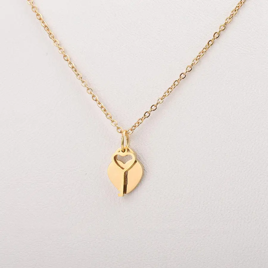 2025 Couple Heart Necklace Stainless Steel Never Fading Heart Shaped Key Pendant Gift for Ladies Fine Jewelry