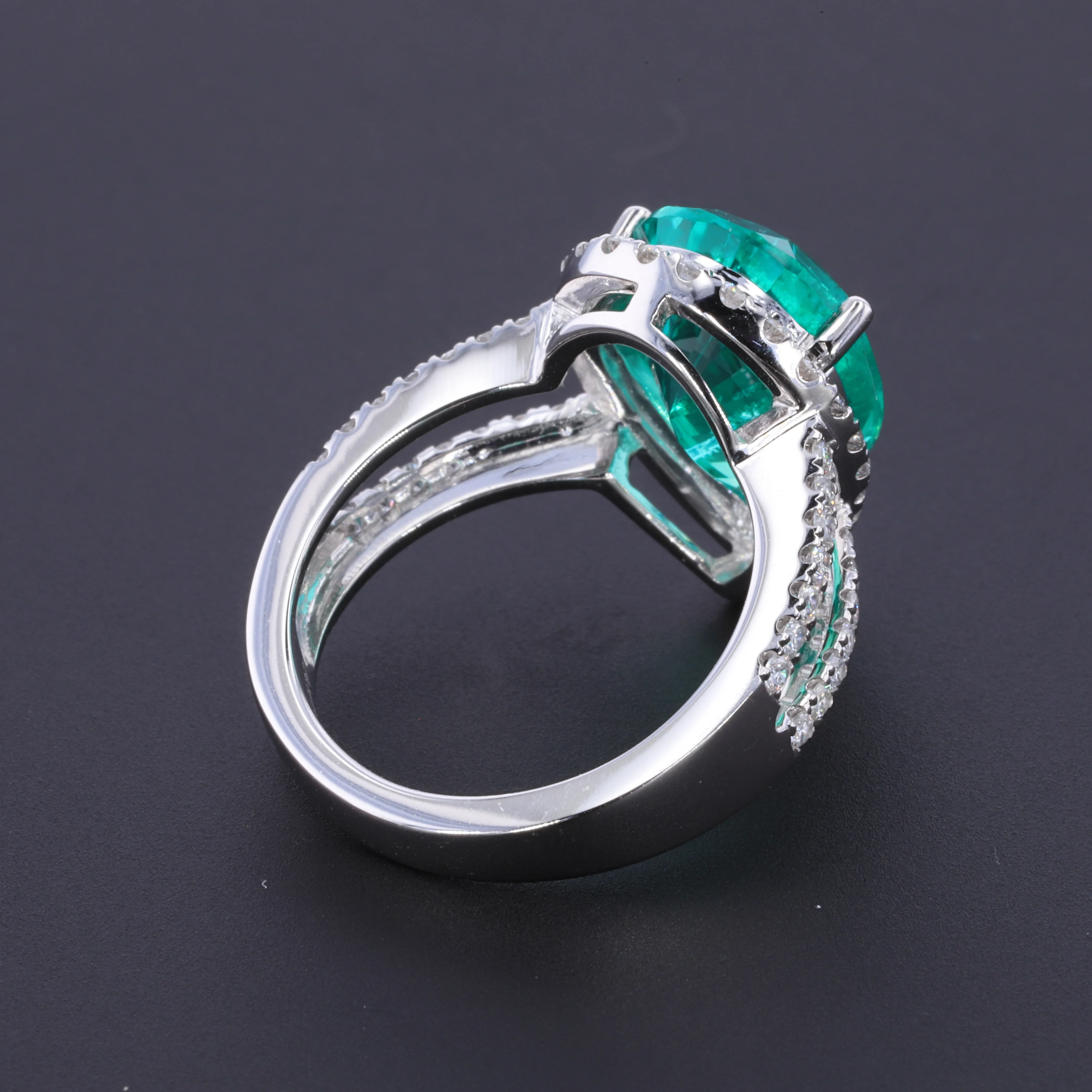 fashion women 18k 14k white gold ring with 10*14 pear shape emerald gemstone  with side lab diamond