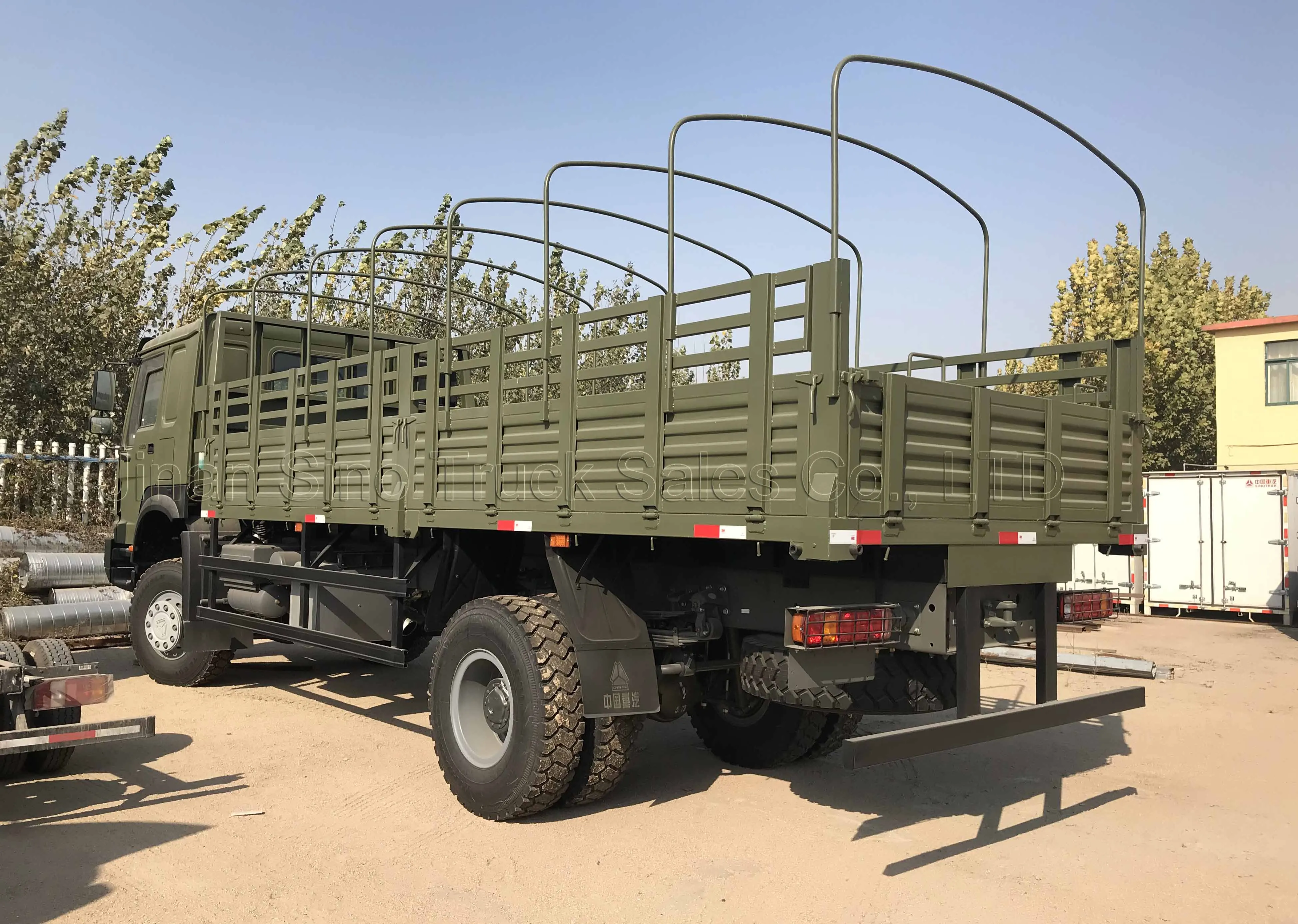 China Sinotruk Howo 4x4 4WD 16T Off road Box Stake Truck