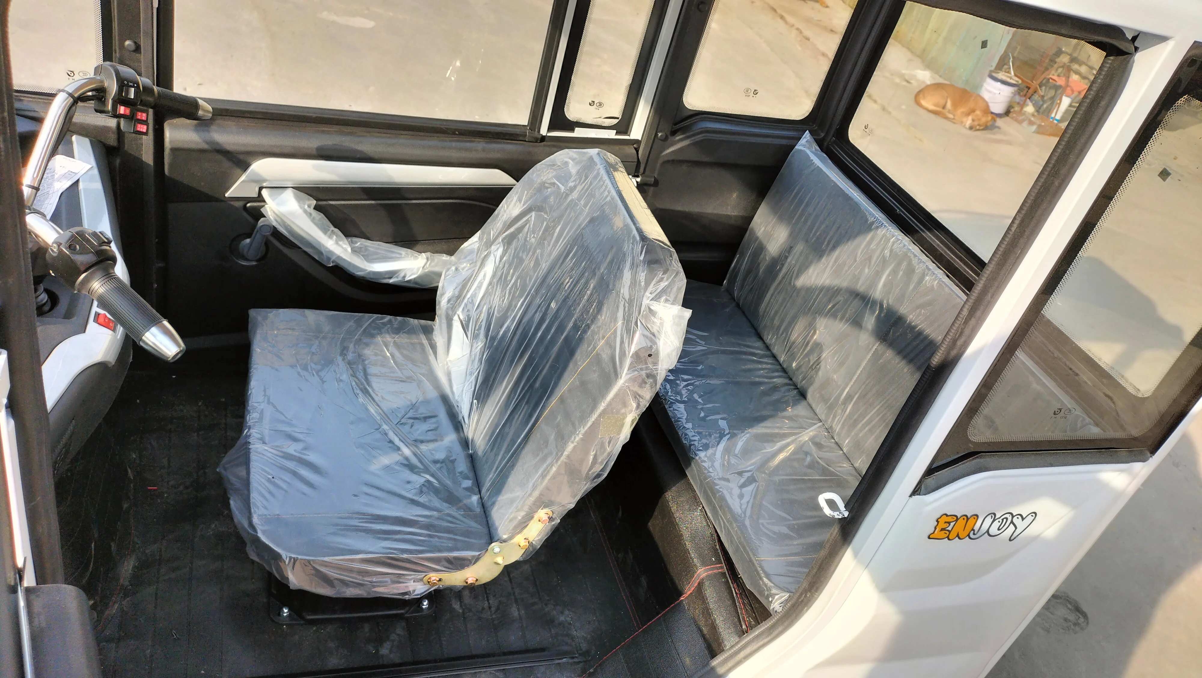 Chinese passenger gasoline with cabin passenger tricycle three wheel scooter enclosed cabin tricycle