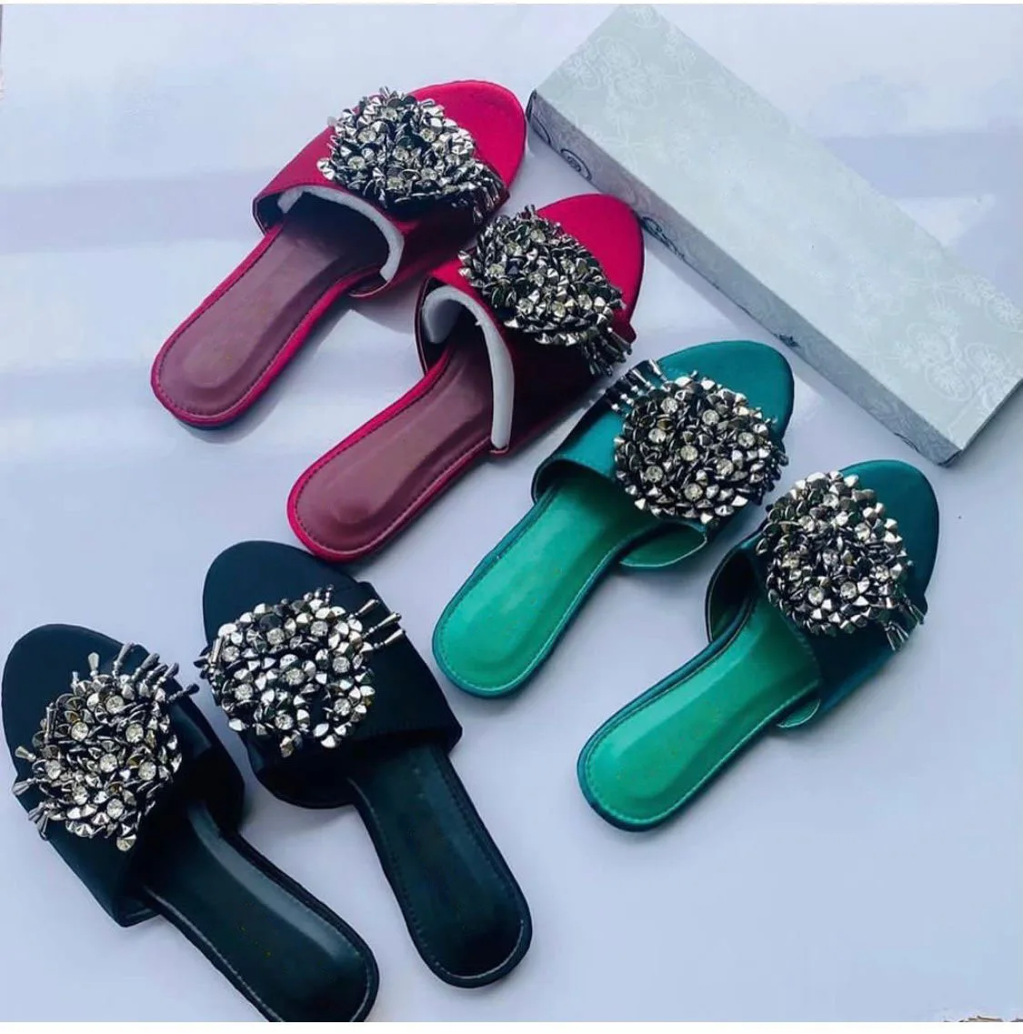 J&H fashion factory wholesale slippers for women chic design rhinestone slides summer casual flat shoes