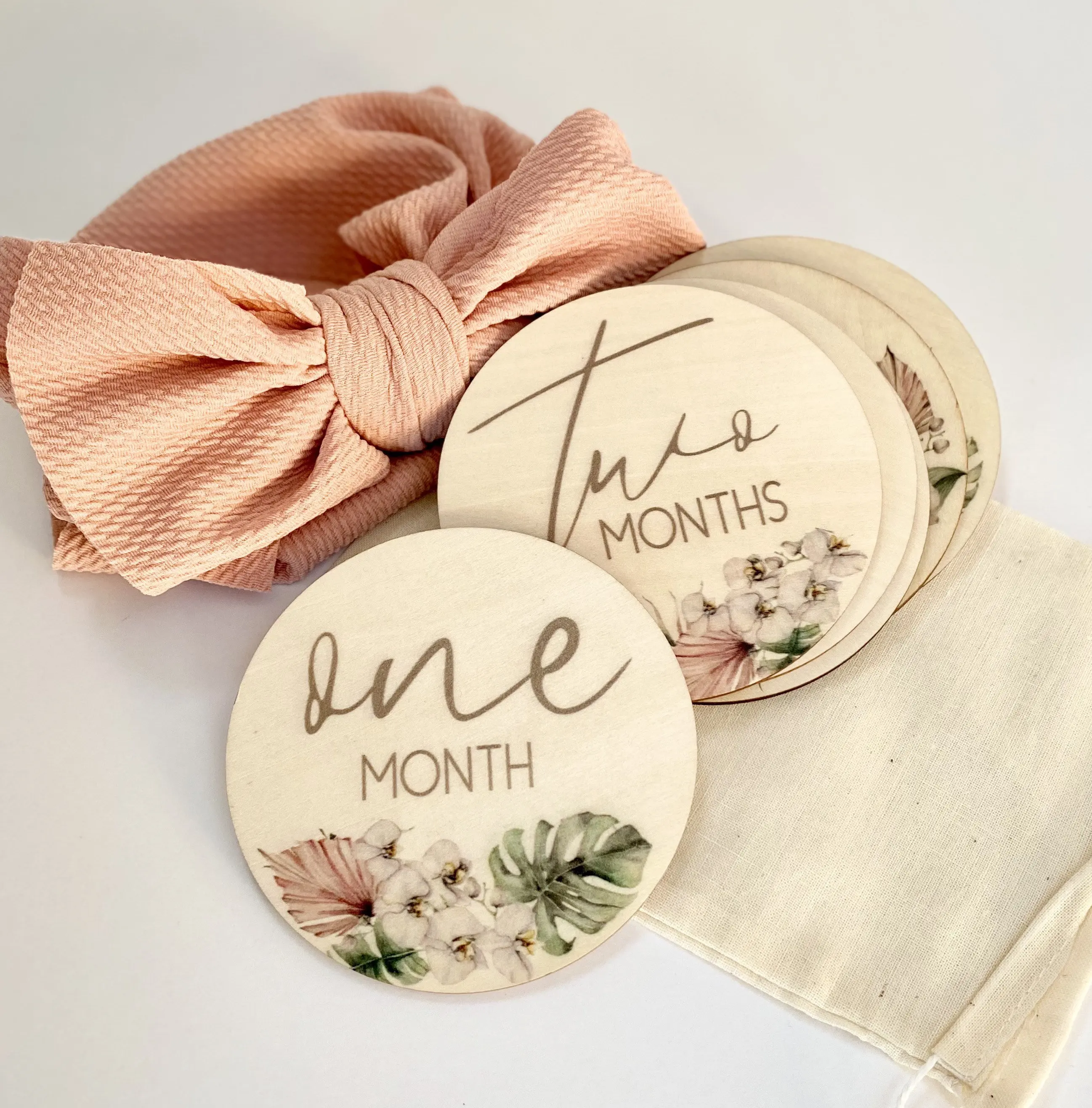 Custom Newborn Hello World Wooden Baby Monthly Milestone discs Wood Sign Cards Discs Shower Souvenir Gift Baby Milestone Cards