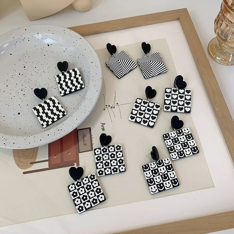 Factory cheap Korean fashion charm pendant earrings hoop check design colors fashion women earrings hoops for jewelry