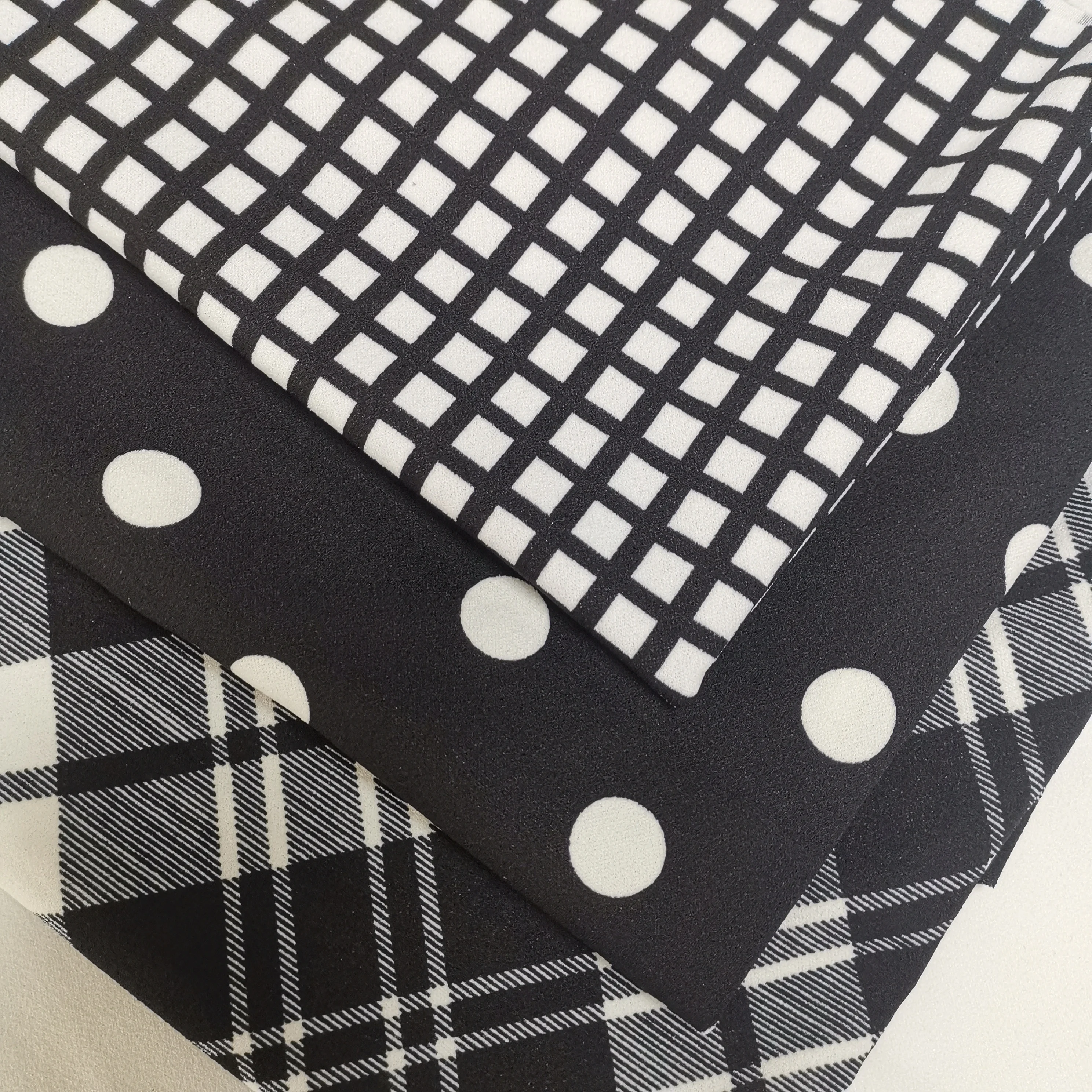 Черно-белая креповая ткань с принтом для модной женской одежды