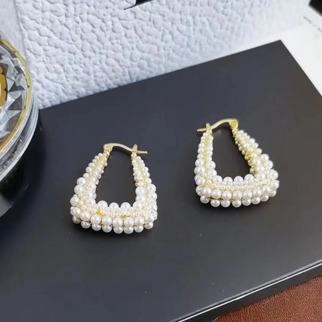 С логотипом C и D дизайнерская низкая цена продвижение изысканные Женские Геометрические U-образные жемчужные украшения серьги