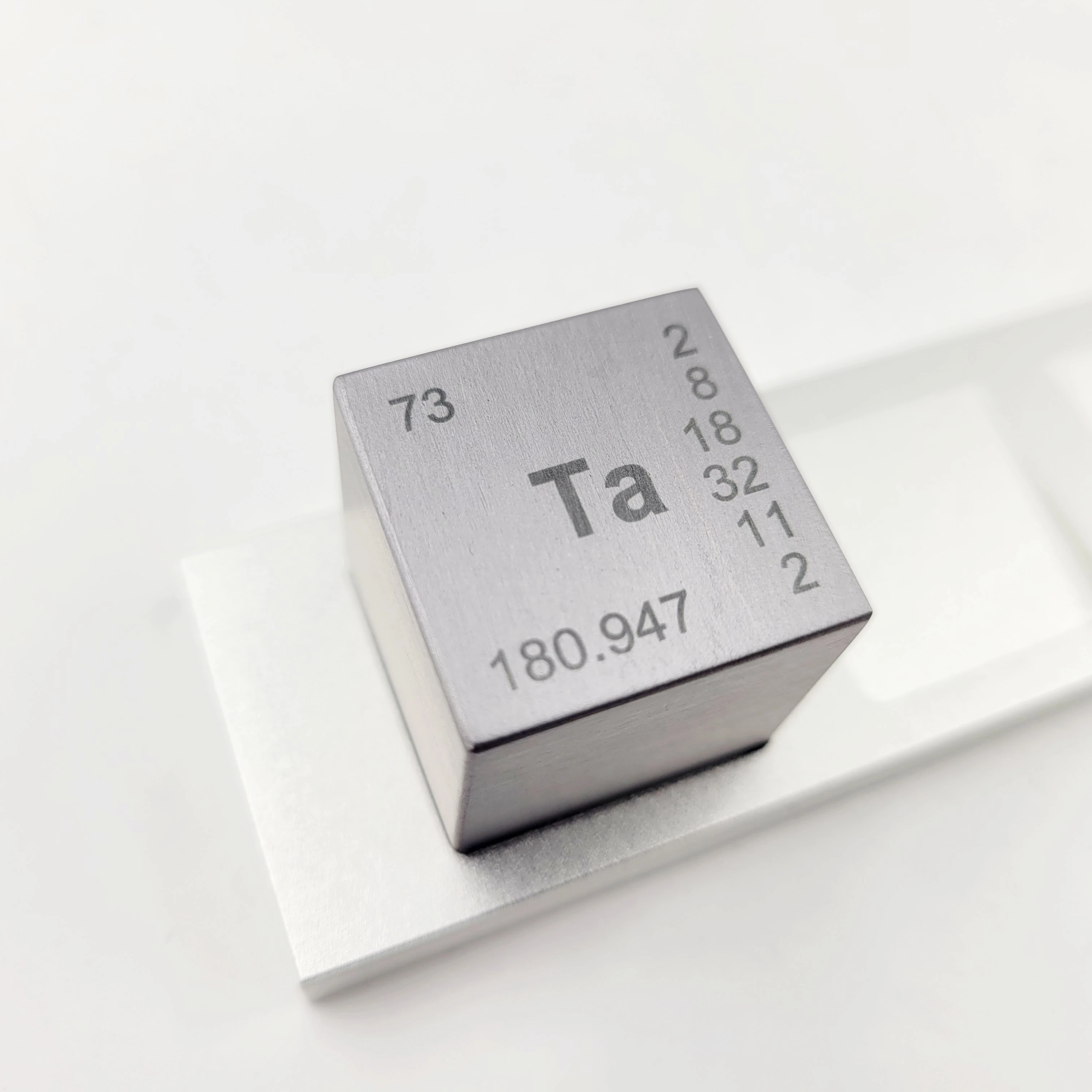 Высококачественные кубические металлические элементы для настольного дисплея