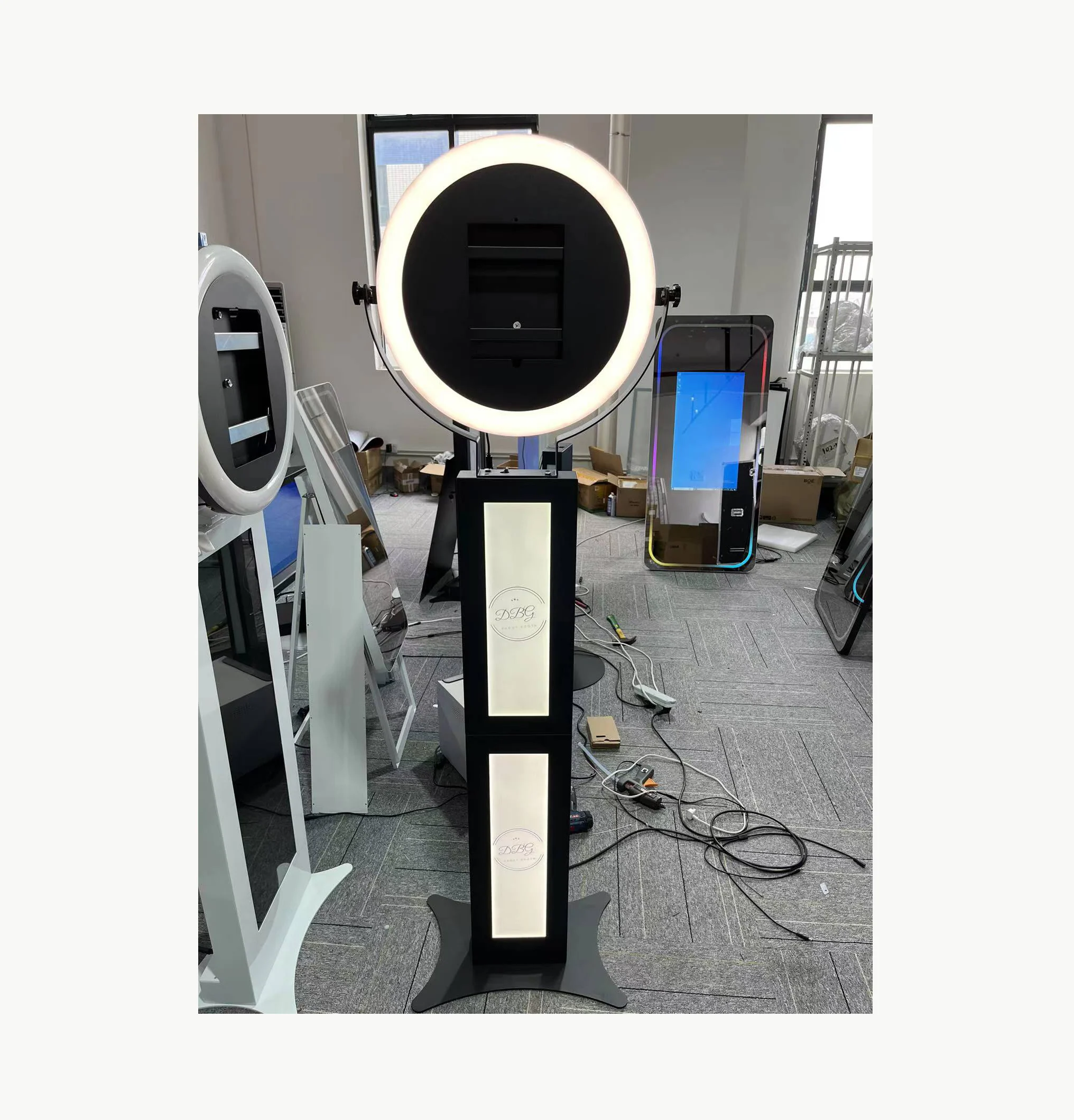 2024 Hot Sale Portable Selfie iPad Photo Booth with LCD Screen 11 Inch iPad Pro 110cm Vending Machines