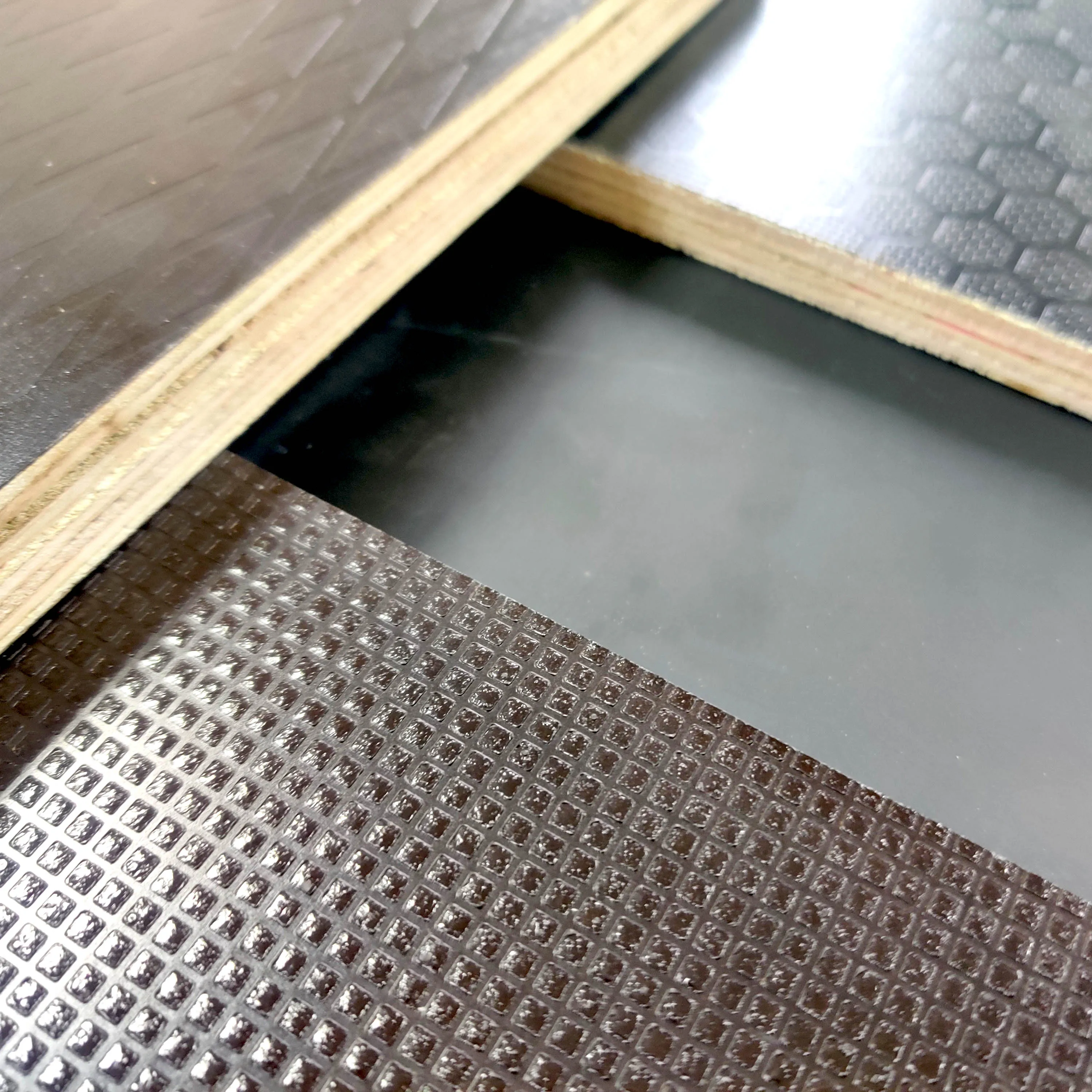 1220x2440x20mm Black Film Faced Plywood 18mm wire mesh anti-slip shuttering plywood for construction concrete