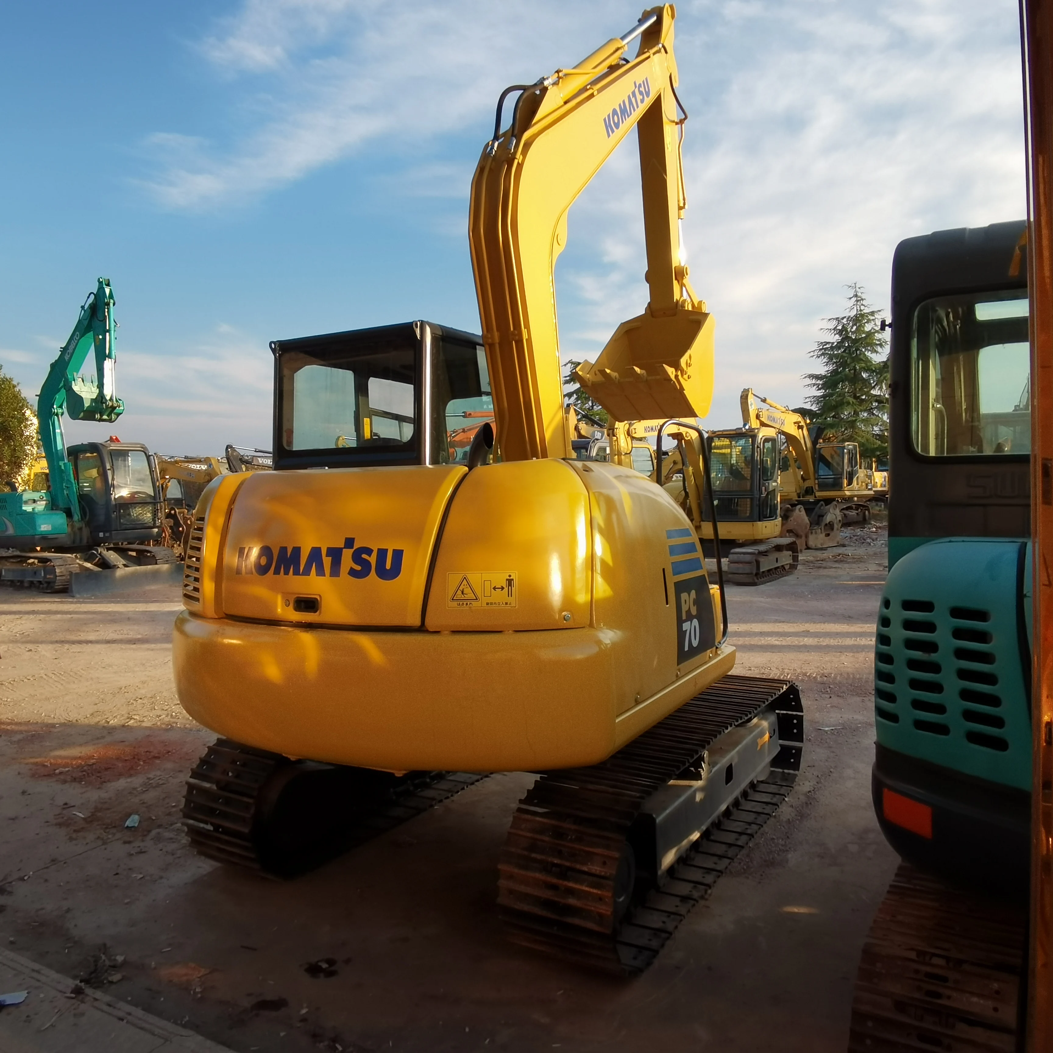 used hydraulic excavator earth moving digger for sale 7 ton small size second hand excavator komatsu PC70 PC70-8