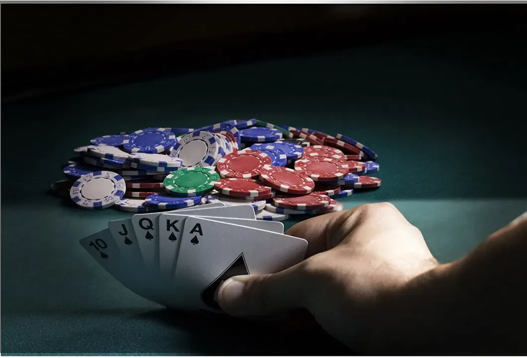 Low Price 300-Piece Poker Set with Aluminum Carrying Case & Professional Weight Chips Plus 5 Poker Dice, Casino Game for Adults
