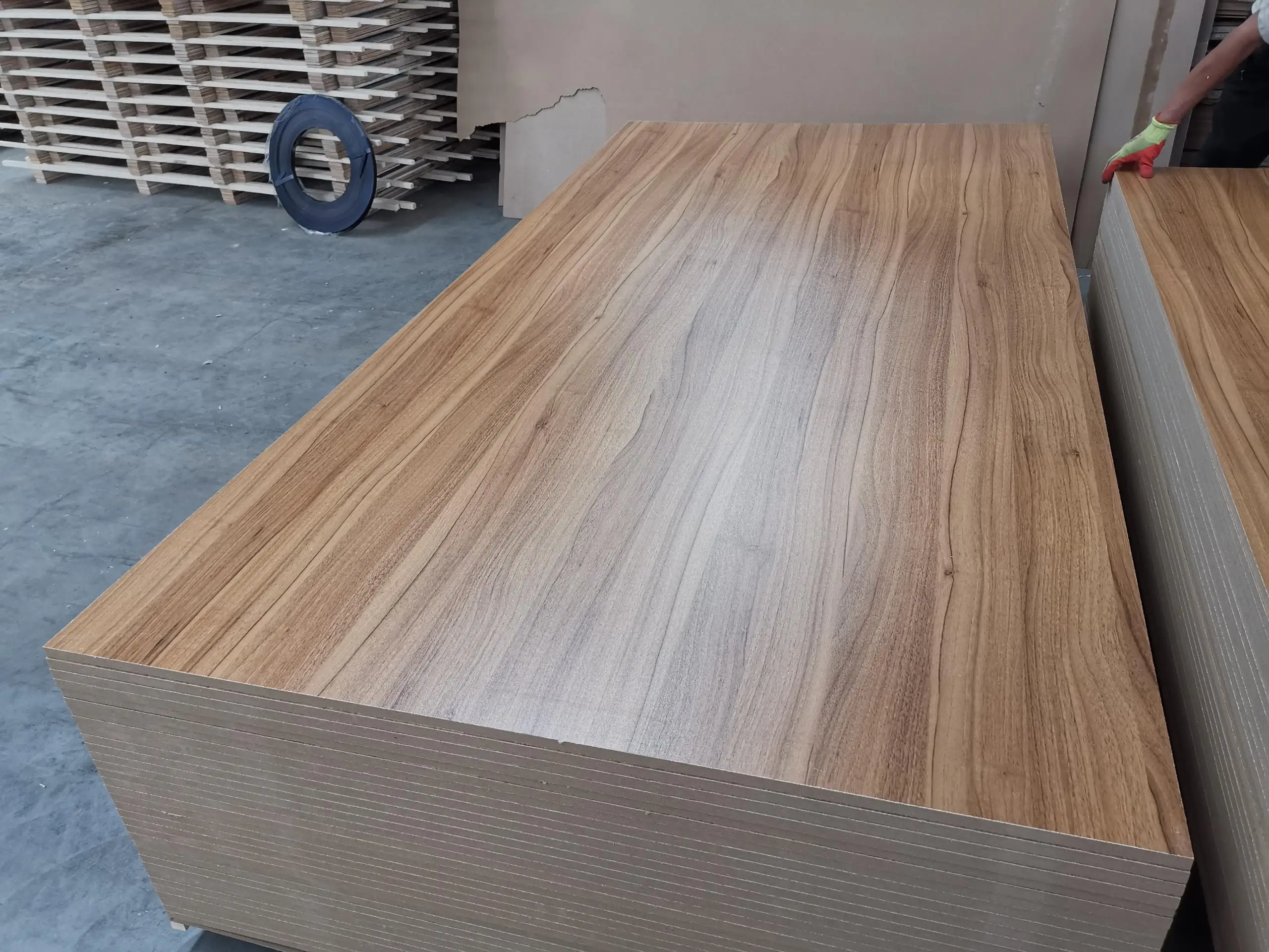 China Factory price sales 3mm 4mm 5mm 9mm 12mm 15mm 18mm 25mm melamine laminated faced MDF fiberboard