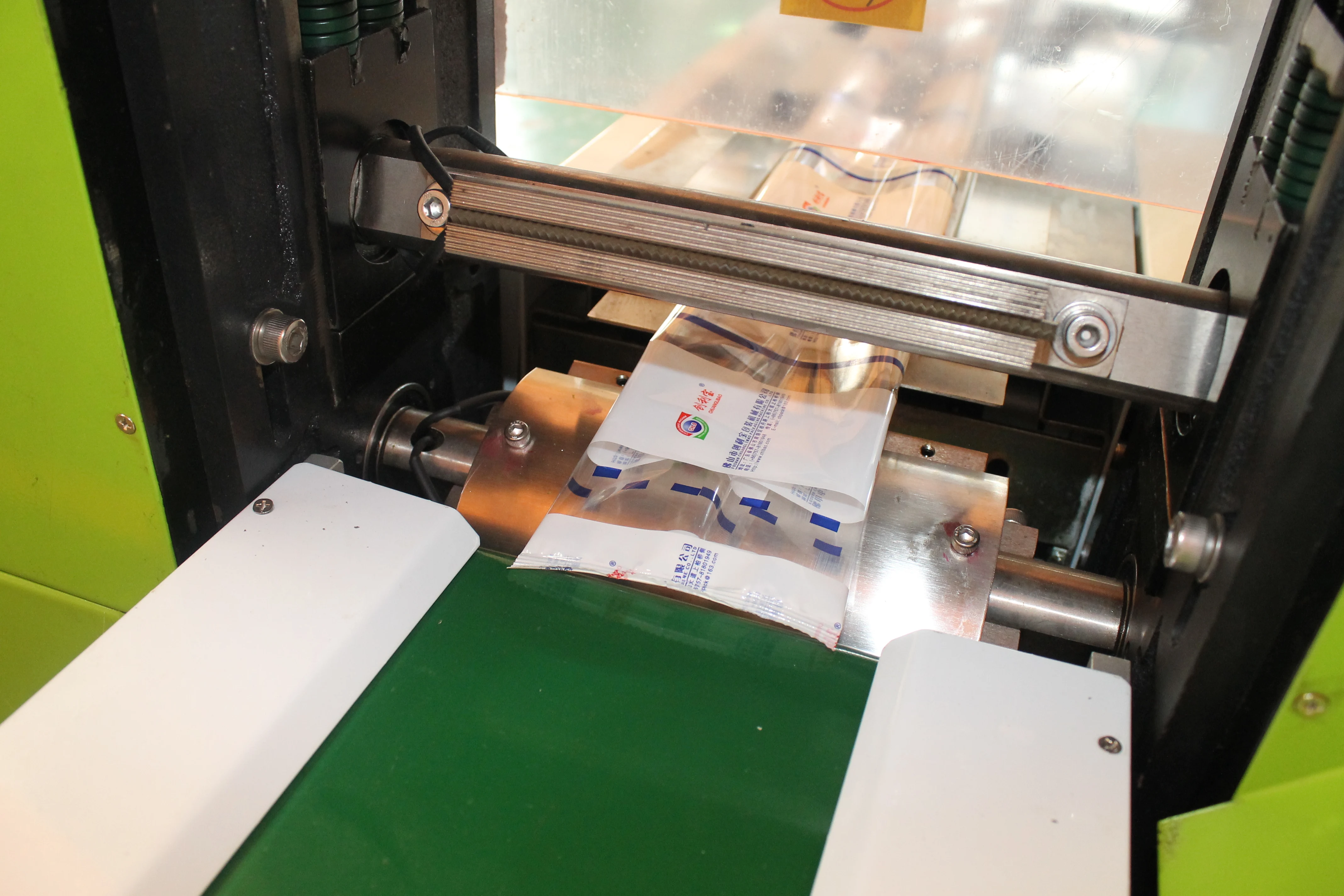 
China Manufacturing High Speed Long Tube Packing Machine 