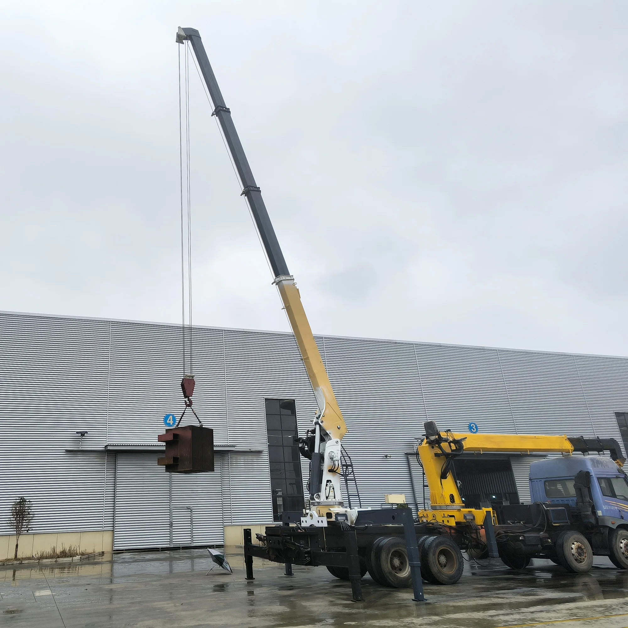 Cargo Box 10 Ton 12 Ton Hydraulic Boom Lifting Equipment Crane Arrow Crane Boom Truck Mounted Crane With Top Seat RC
