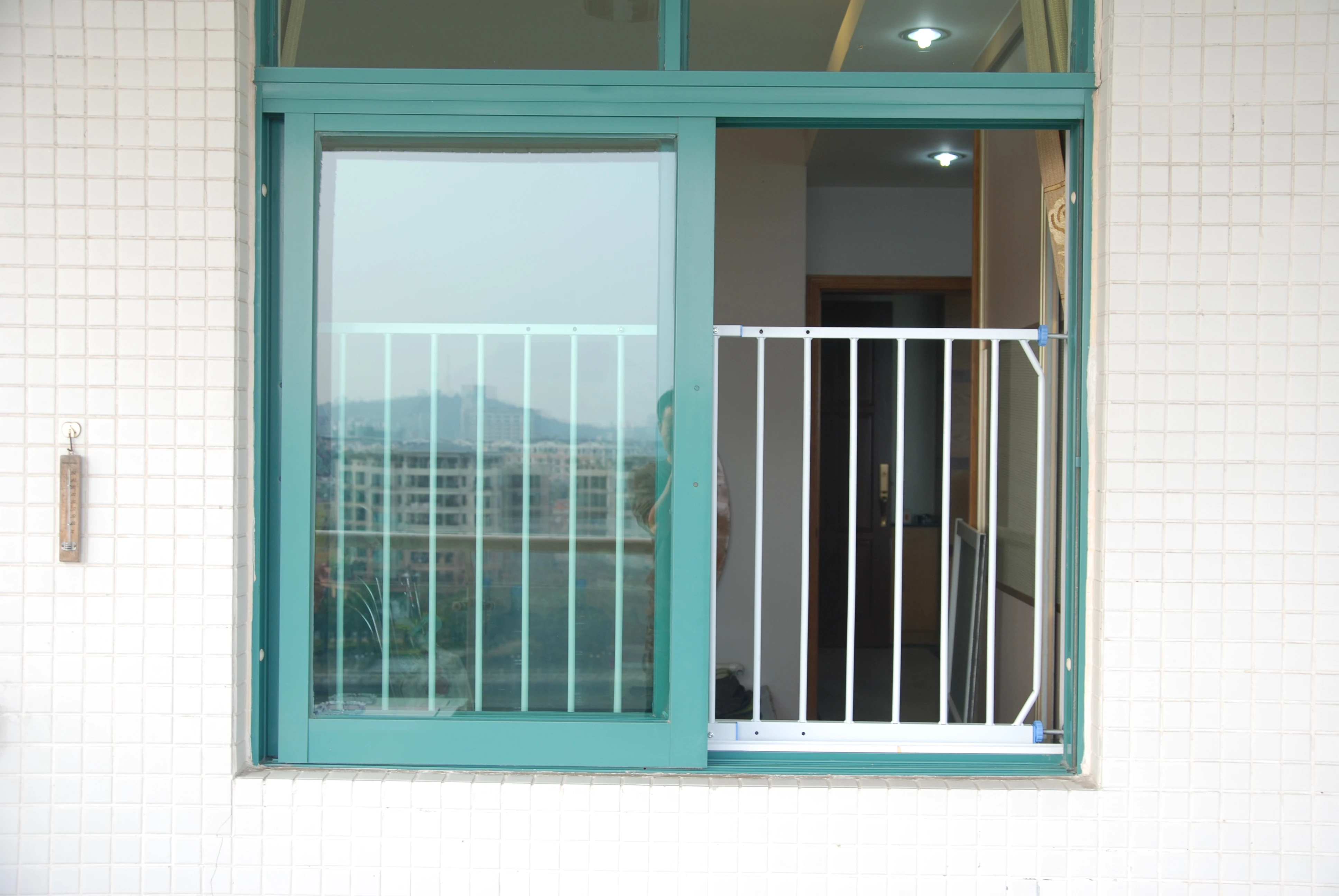 Защитное ограждение для окон для безопасности детей