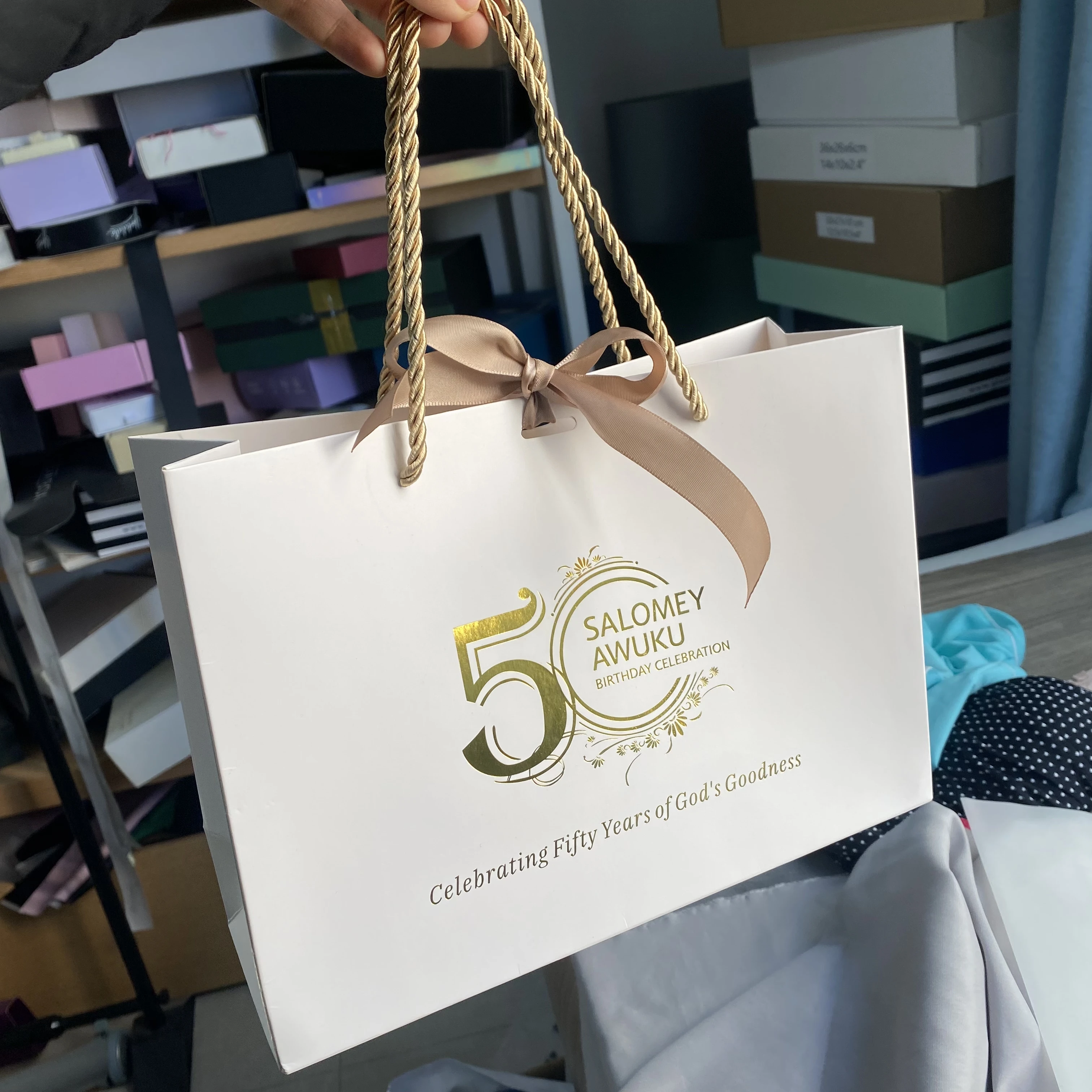 Custom Luxury Paperbag Boutique Retail Packaging White shopping Paper Bag With custom Logo printed for clothing
