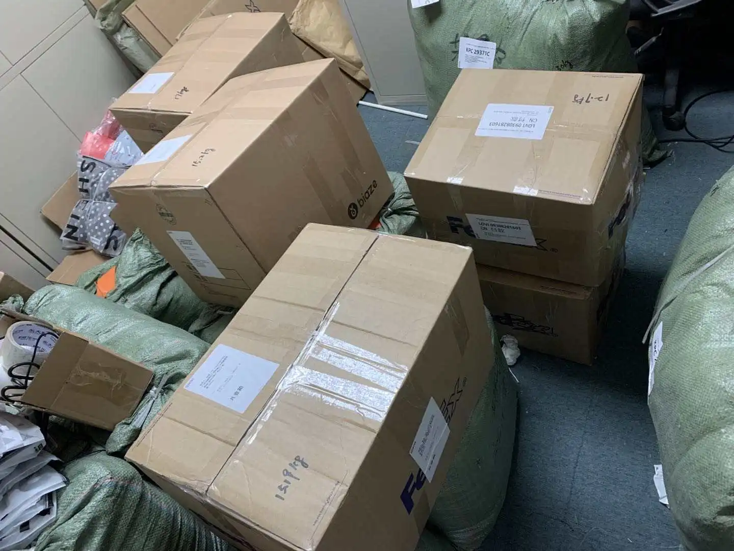 В наличии на складе детской одежды в тюках разная одежда