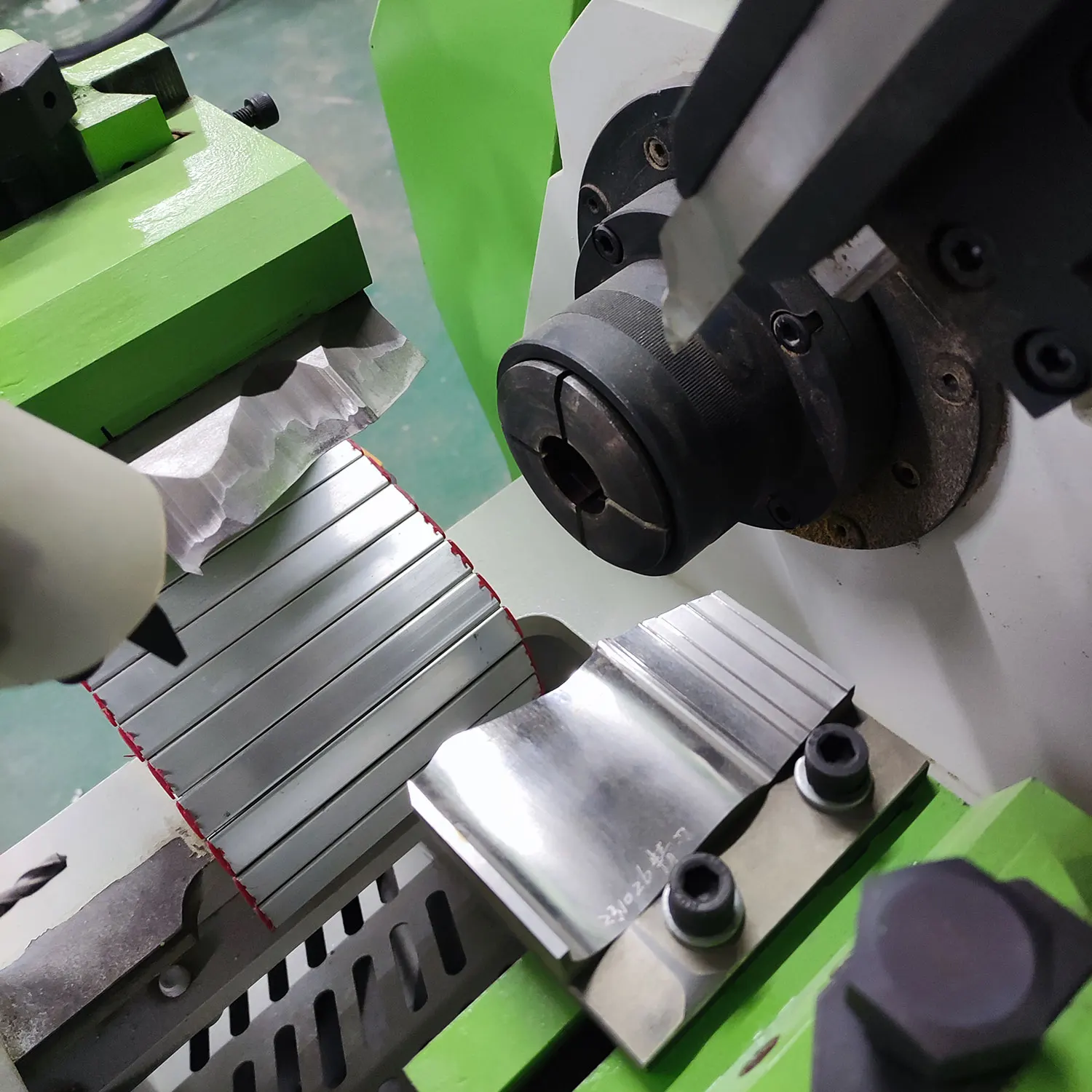 PL450 Automatic feeding wood lathe machine with engraving wood turning lathe machine