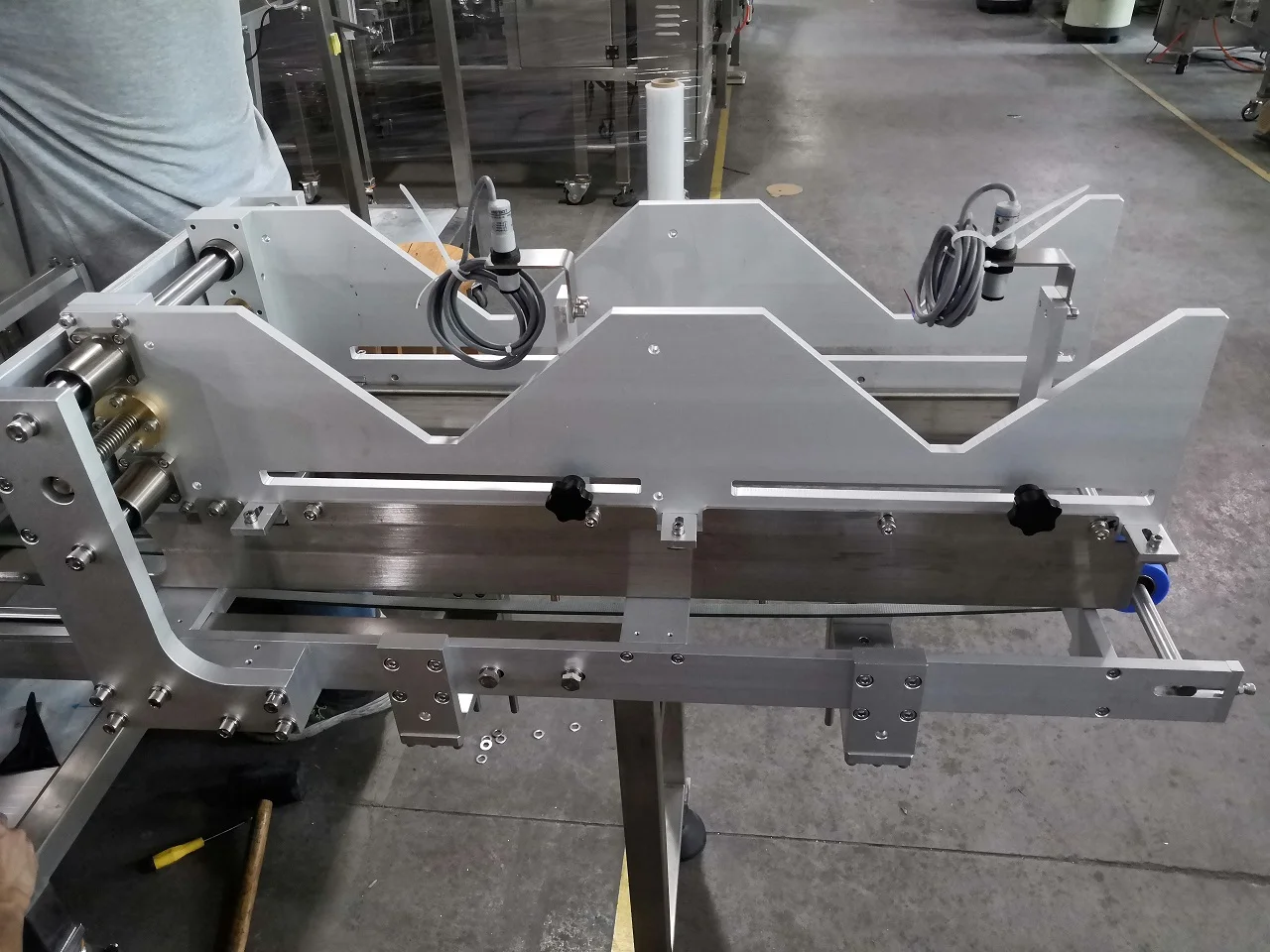 Full automatic low gluten wheat flour vacuum brick paper bag packaging bagger almond flour stand up pouch packing machine