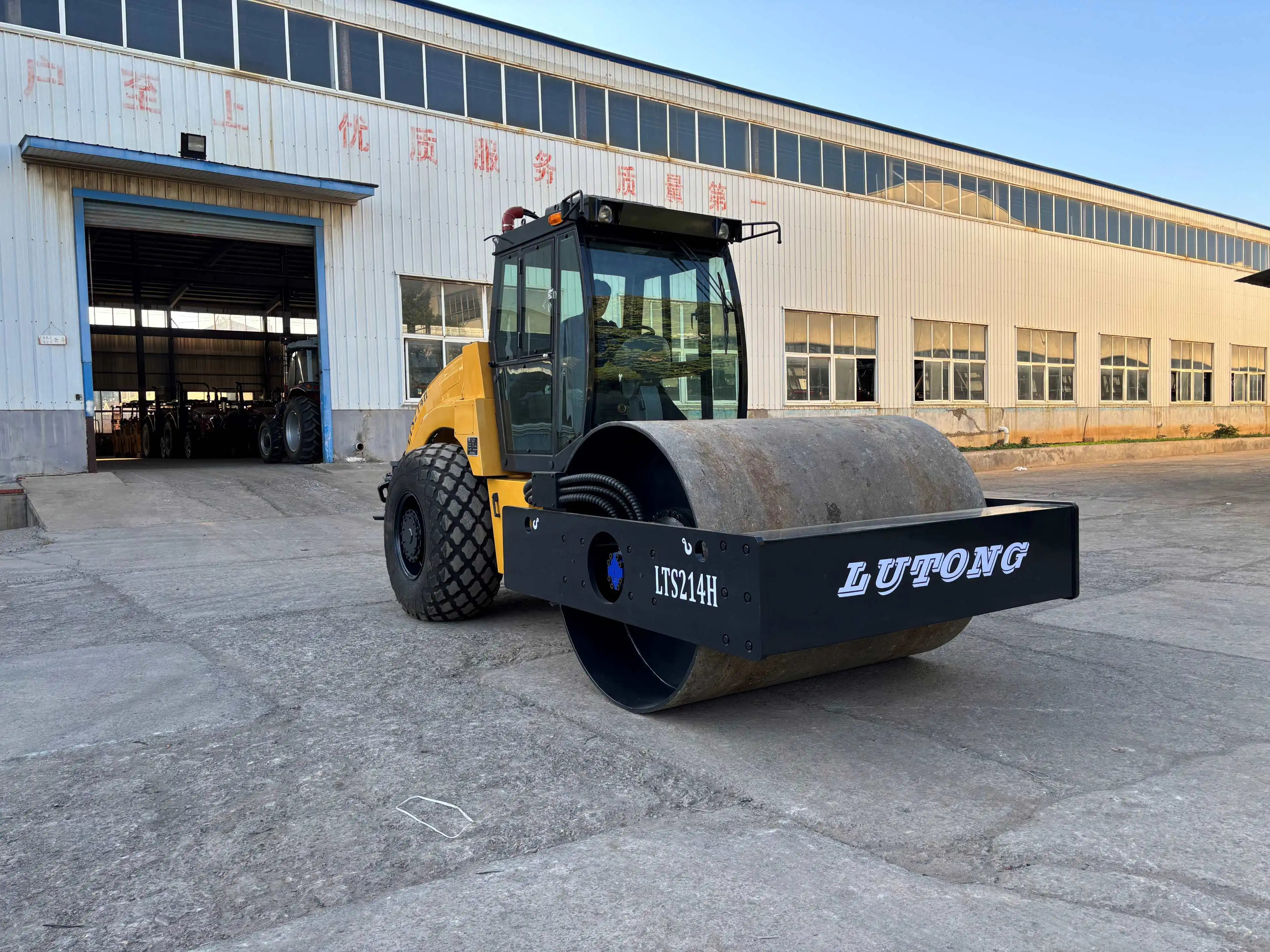 Convenient assistant roadmaking machinery 14ton Hydraulic single Drum 326N/CM Vibratory Road Roller LTC203 for sale