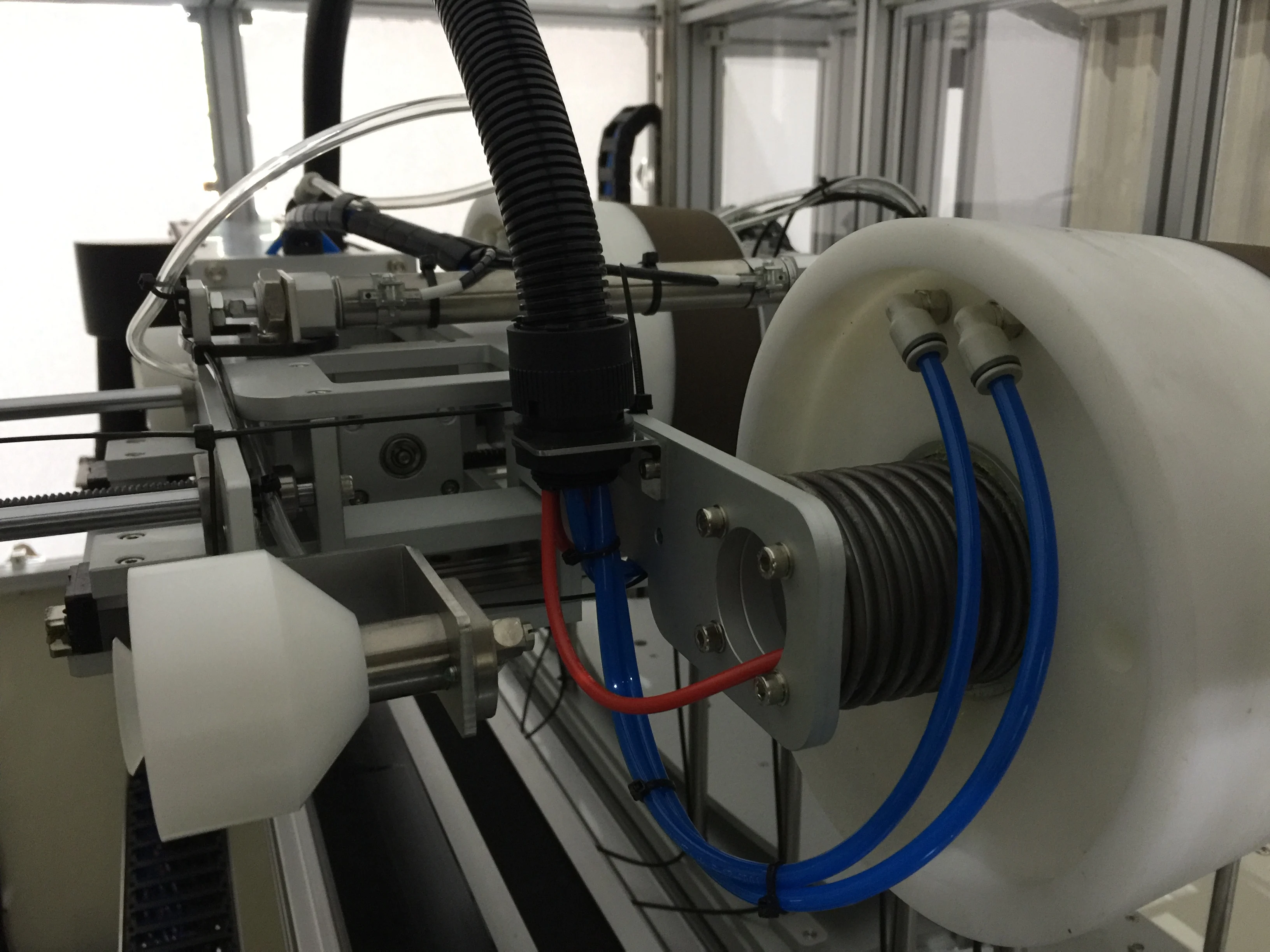 Taiwanese IML продукты питания молочные пластиковые упаковочные решения поставщик iml литье под давлением робот с боковым входом для маркировки пресс-форм