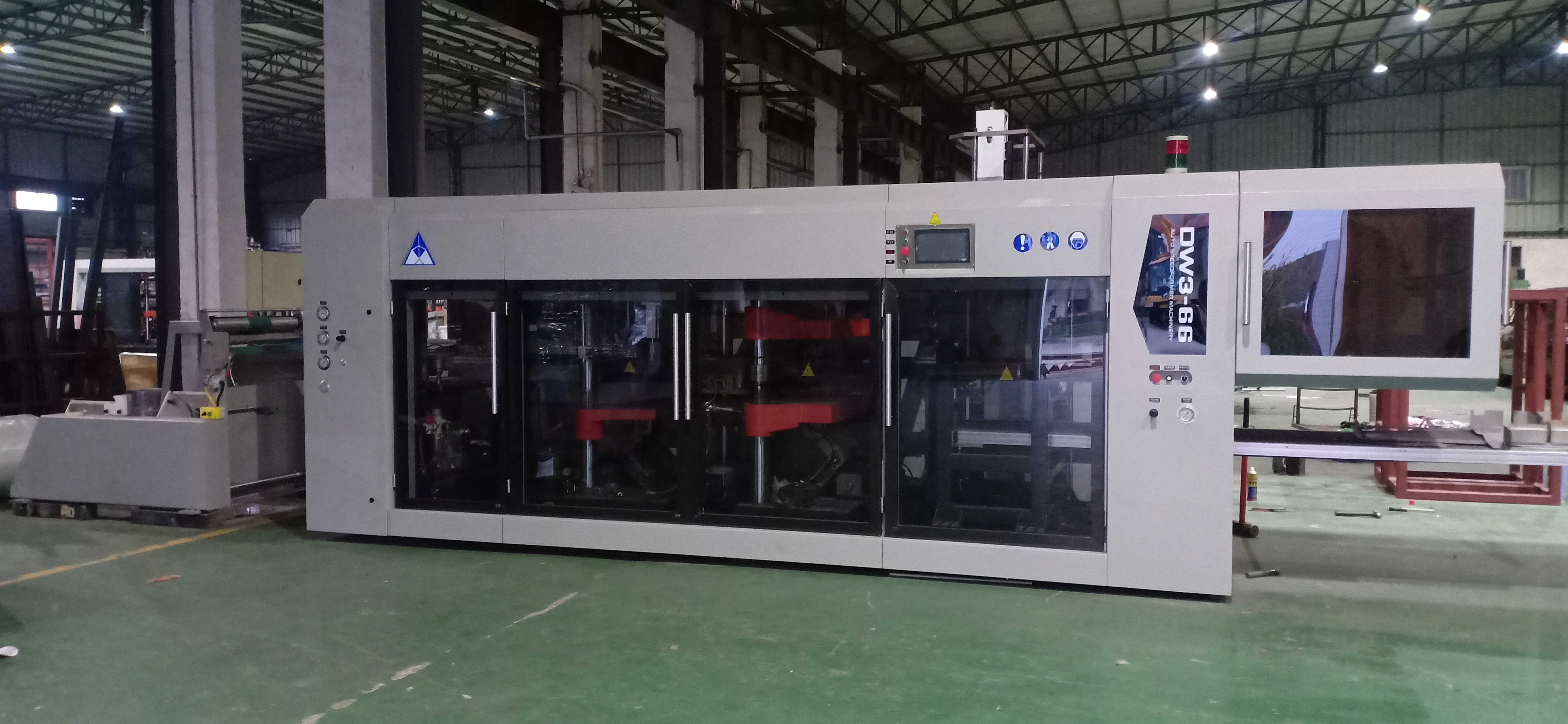 
Automatic DW3-63 high speed plastic vacuum forming machine with auto cutting and stacking 