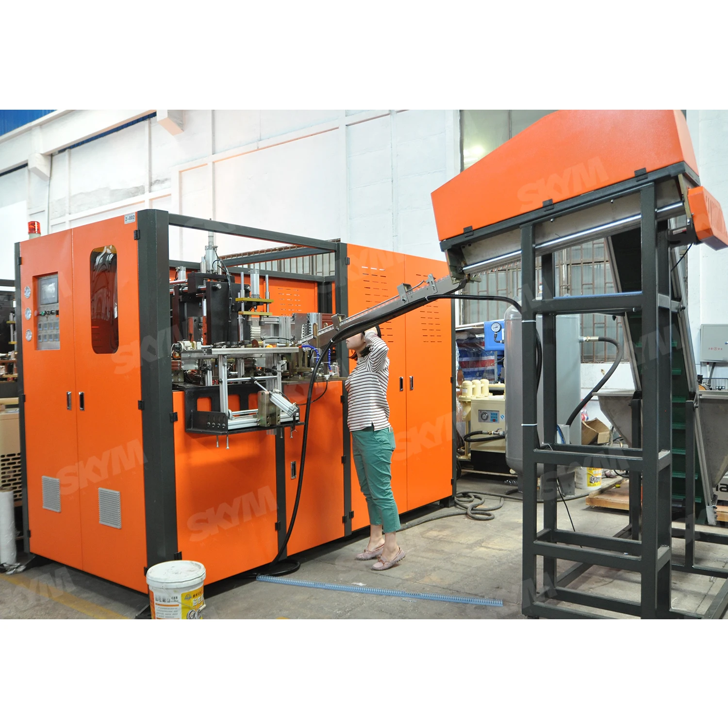 Автоматическая высокоскоростная энергосберегающая ПЭТ PP PE небольшая пластиковая машина для выдувания бутылок SKYM