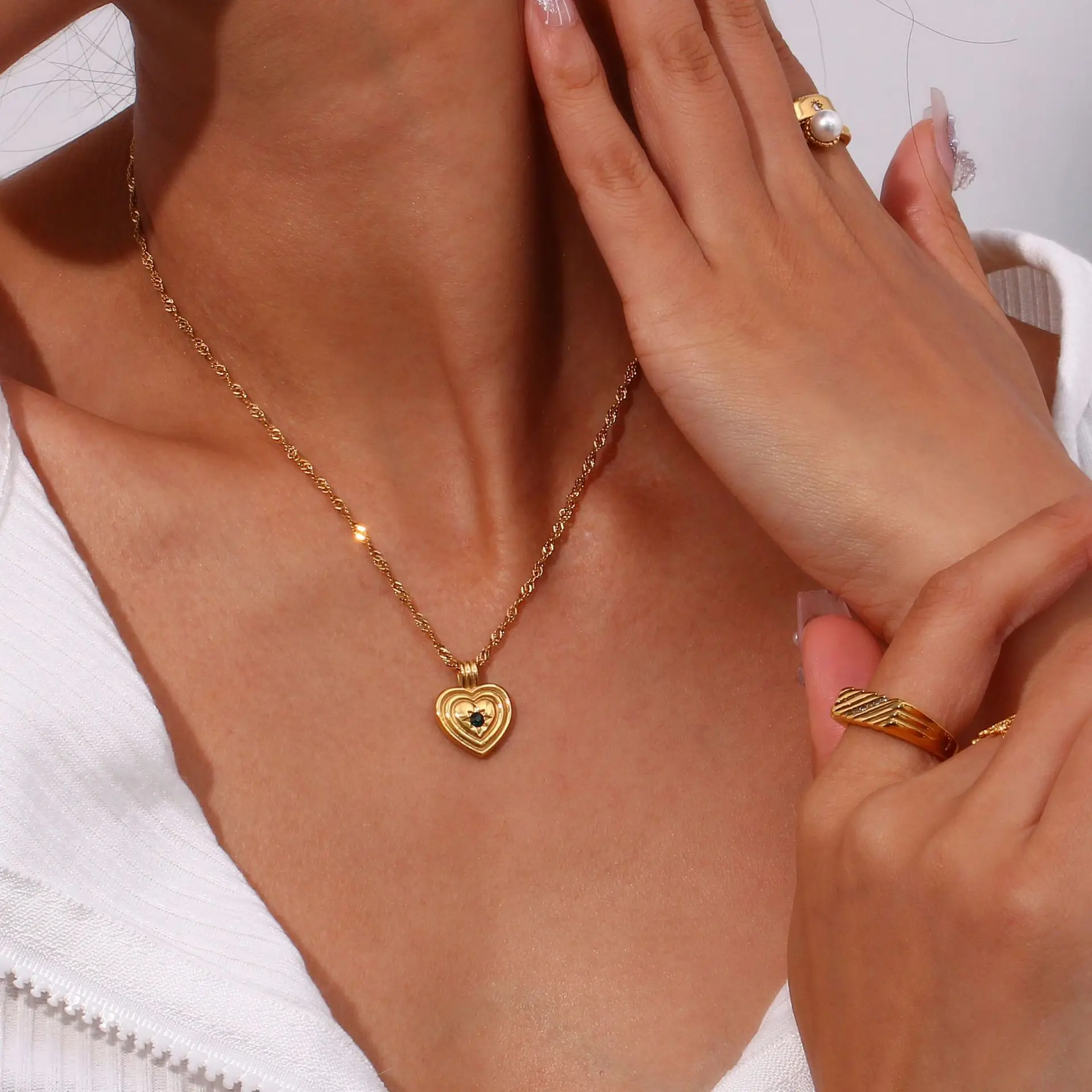 Tarnish Free Stainless Steel Gold Plated Design Jewelry Concentric Design Flower Heart Pendant Necklace